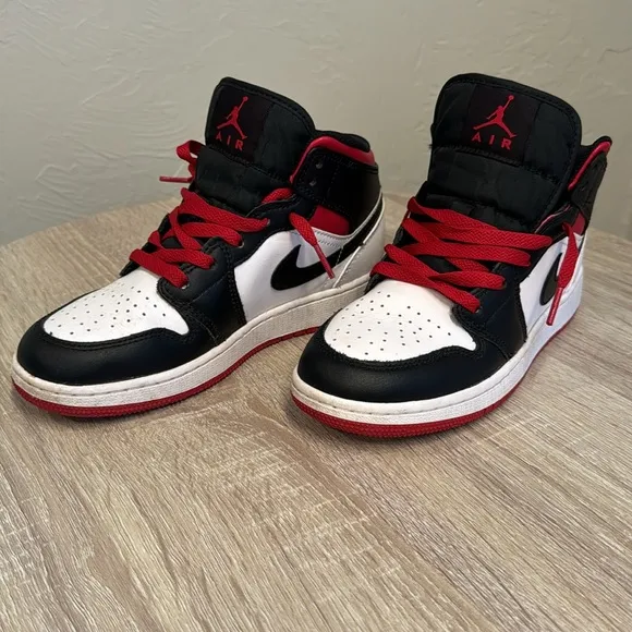 Air Jordan 1 mid (GS) sz 4.