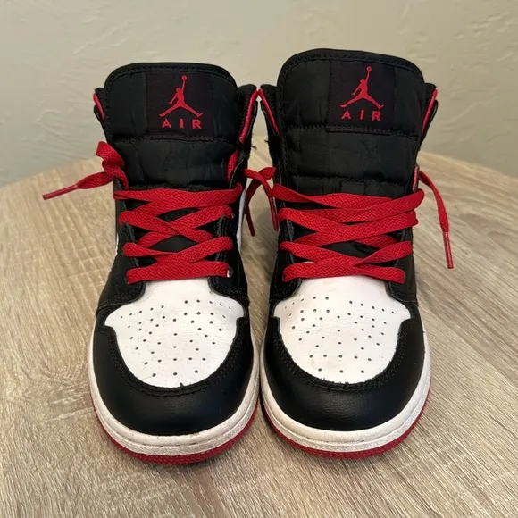Air Jordan 1 mid (GS) sz 4.