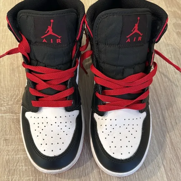 Air Jordan 1 mid (GS) sz 4.
