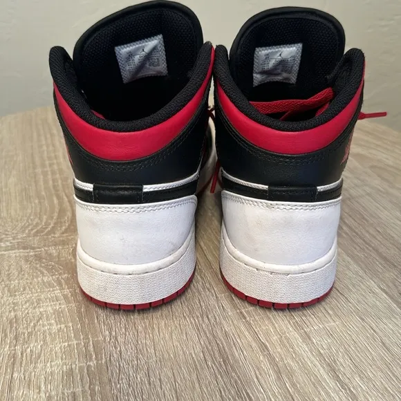 Air Jordan 1 mid (GS) sz 4.