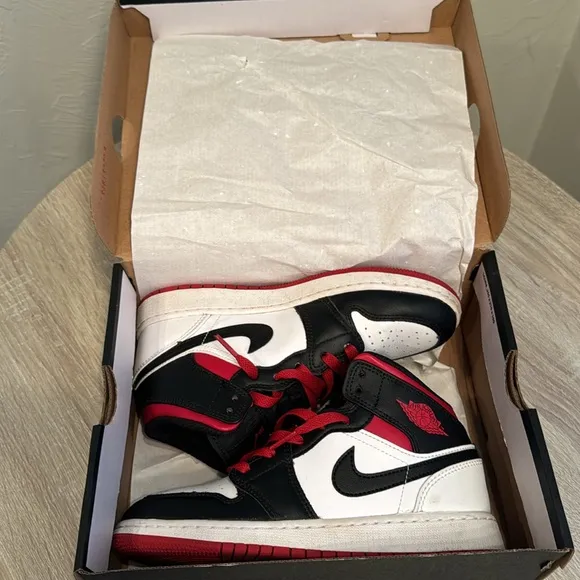 Air Jordan 1 mid (GS) sz 4.