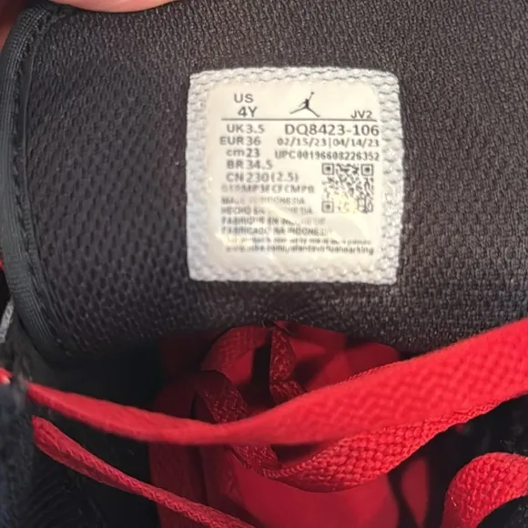 Air Jordan 1 mid (GS) sz 4.