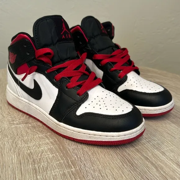 Air Jordan 1 mid (GS) sz 4.