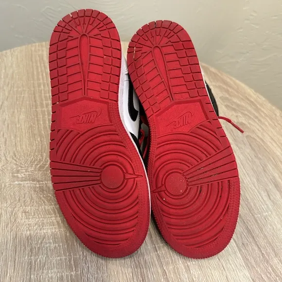 Air Jordan 1 mid (GS) sz 4.