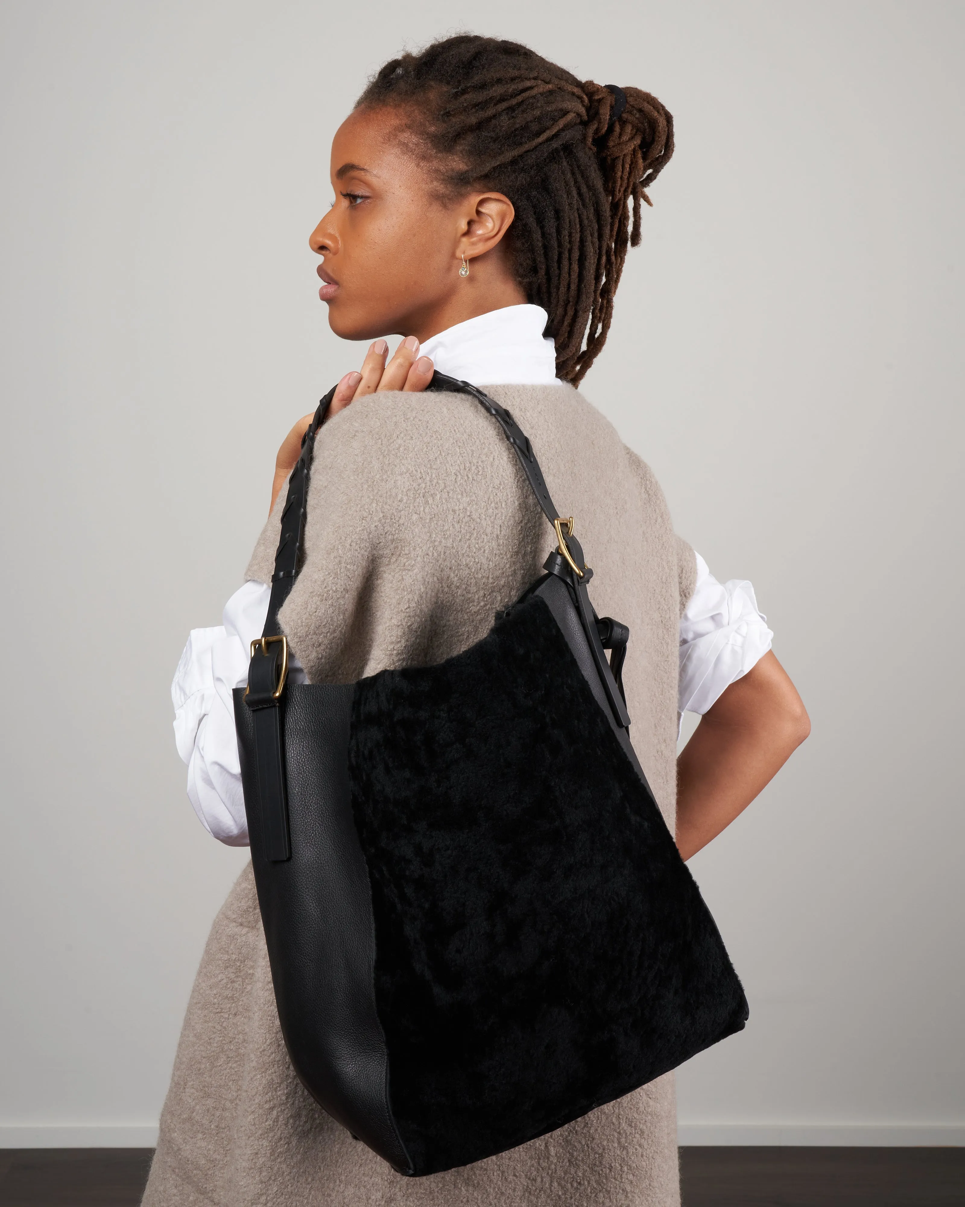 black shearling cowdray hobo bag - black