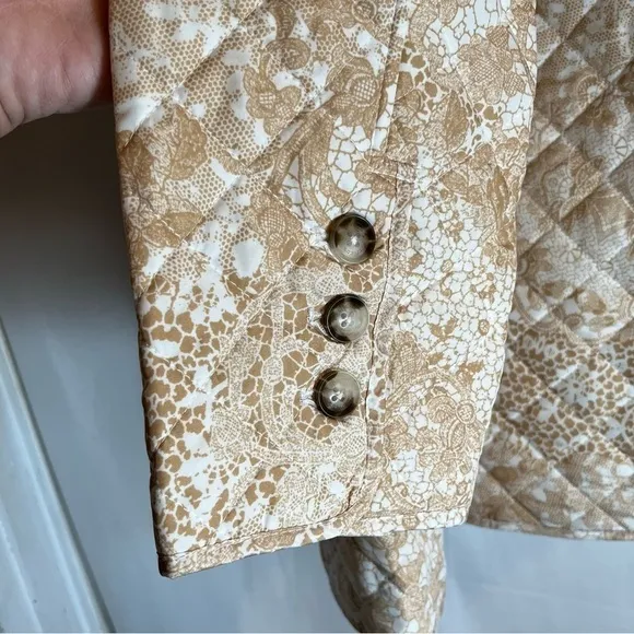 Chicos Lace Print Lightweight Quilted Jacket Womens Size XL Tan Button Down‎ NWT