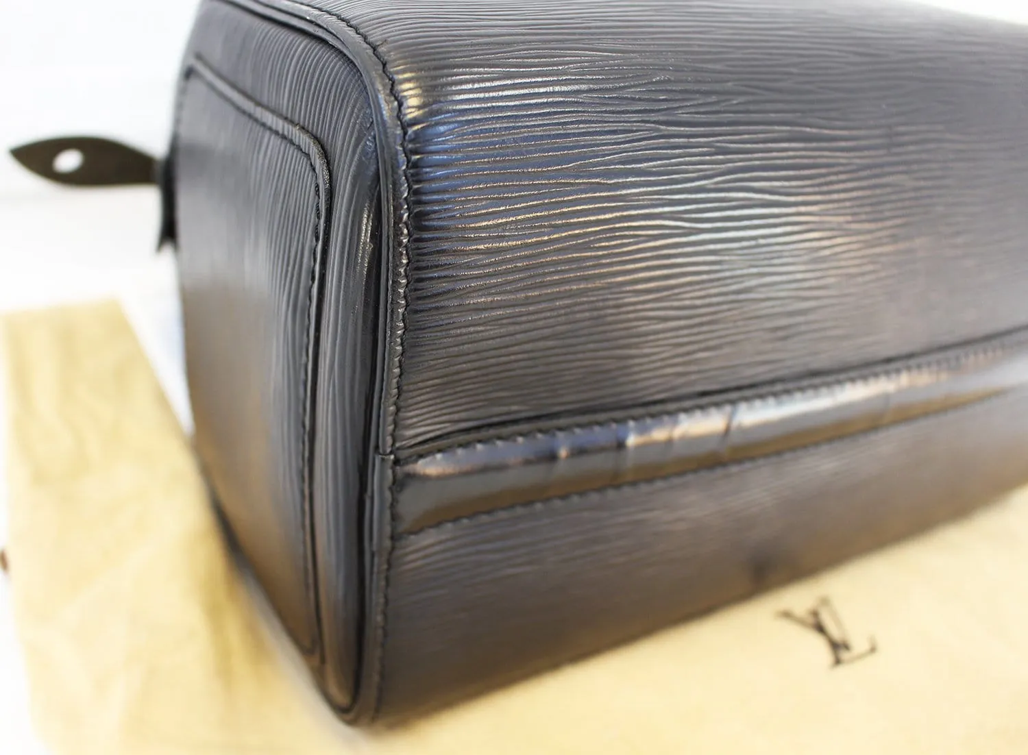 LOUIS VUITTON Black Epi Leather Speedy 25 Satchel Handbag