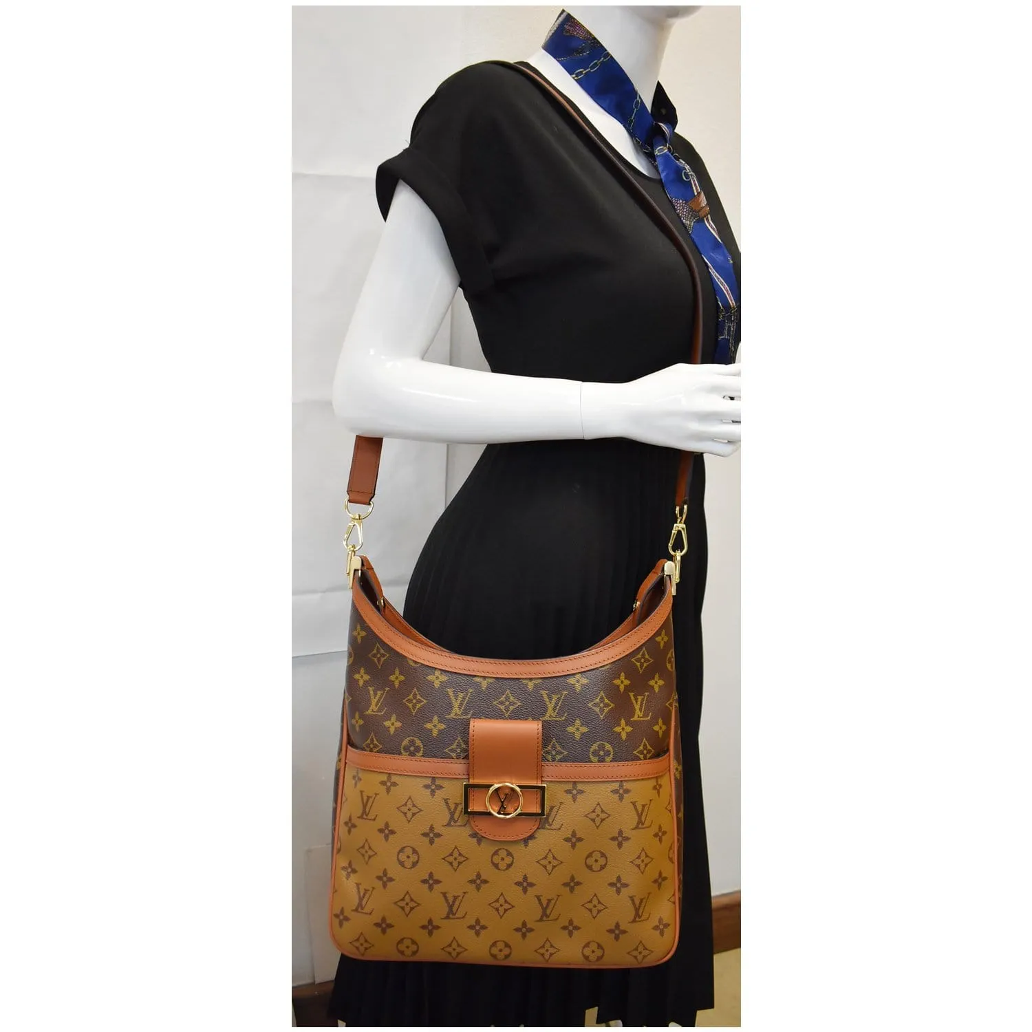 LOUIS VUITTON Dauphine MM Monogram Reverse Canvas Hobo Shoulder Bag Brown