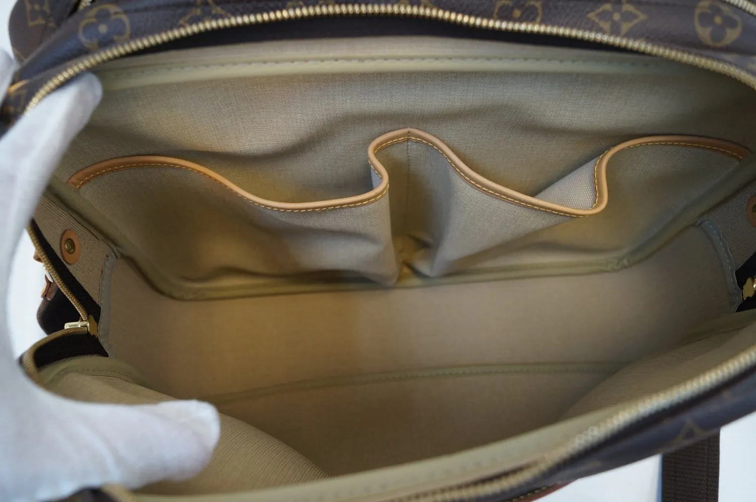 LOUIS VUITTON Monogram Reporter GM Shoulder Bag
