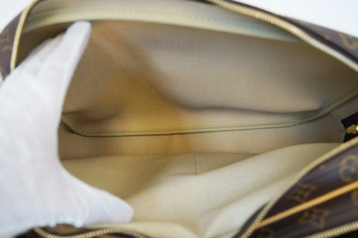 LOUIS VUITTON Monogram Reporter GM Shoulder Bag