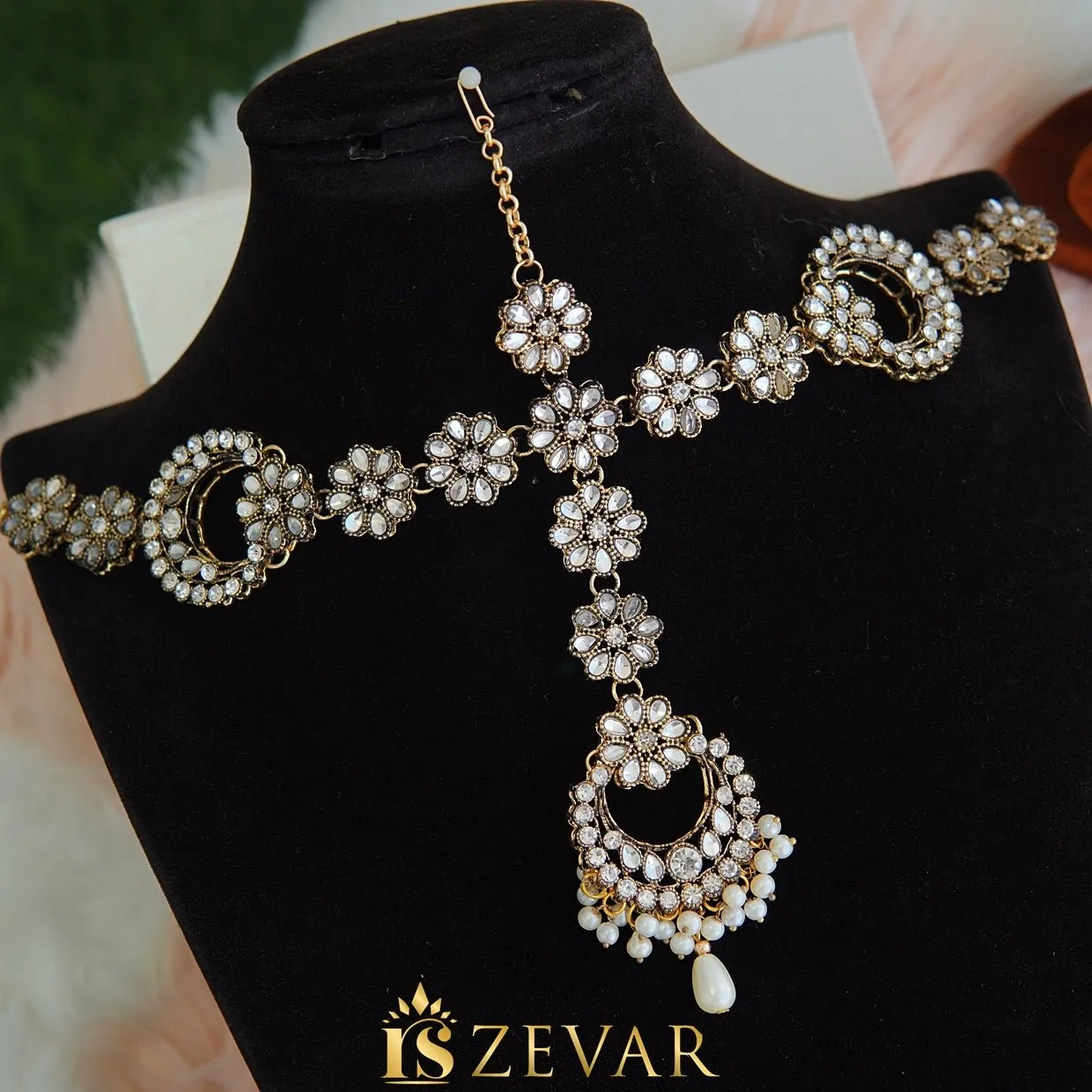 Stunning Kundan Maang Patti