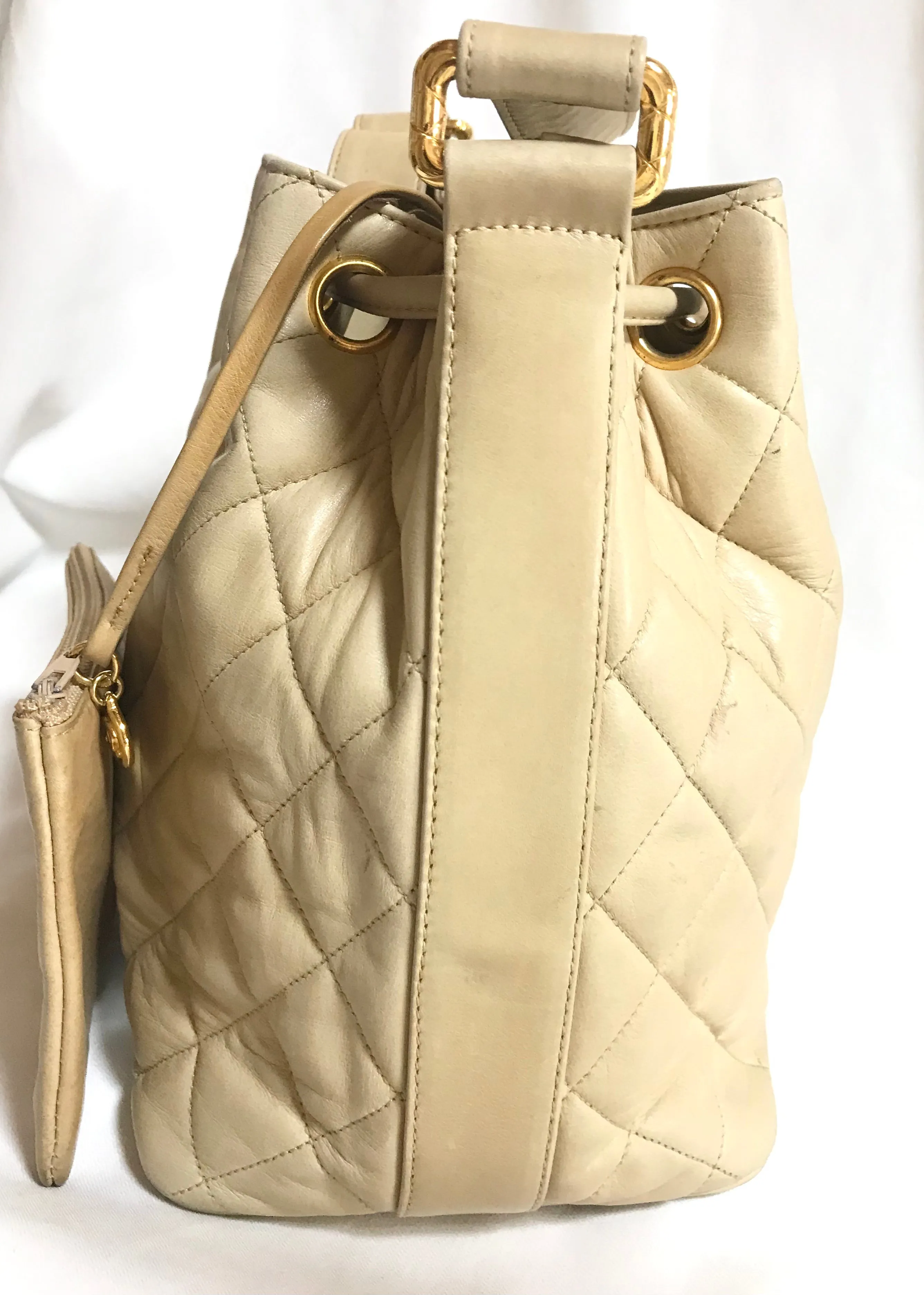 Vintage CHANEL beige quilted lamb leather hobo bucket shoulder bag with drawstrings and golden CC mark ball. 050320r3
