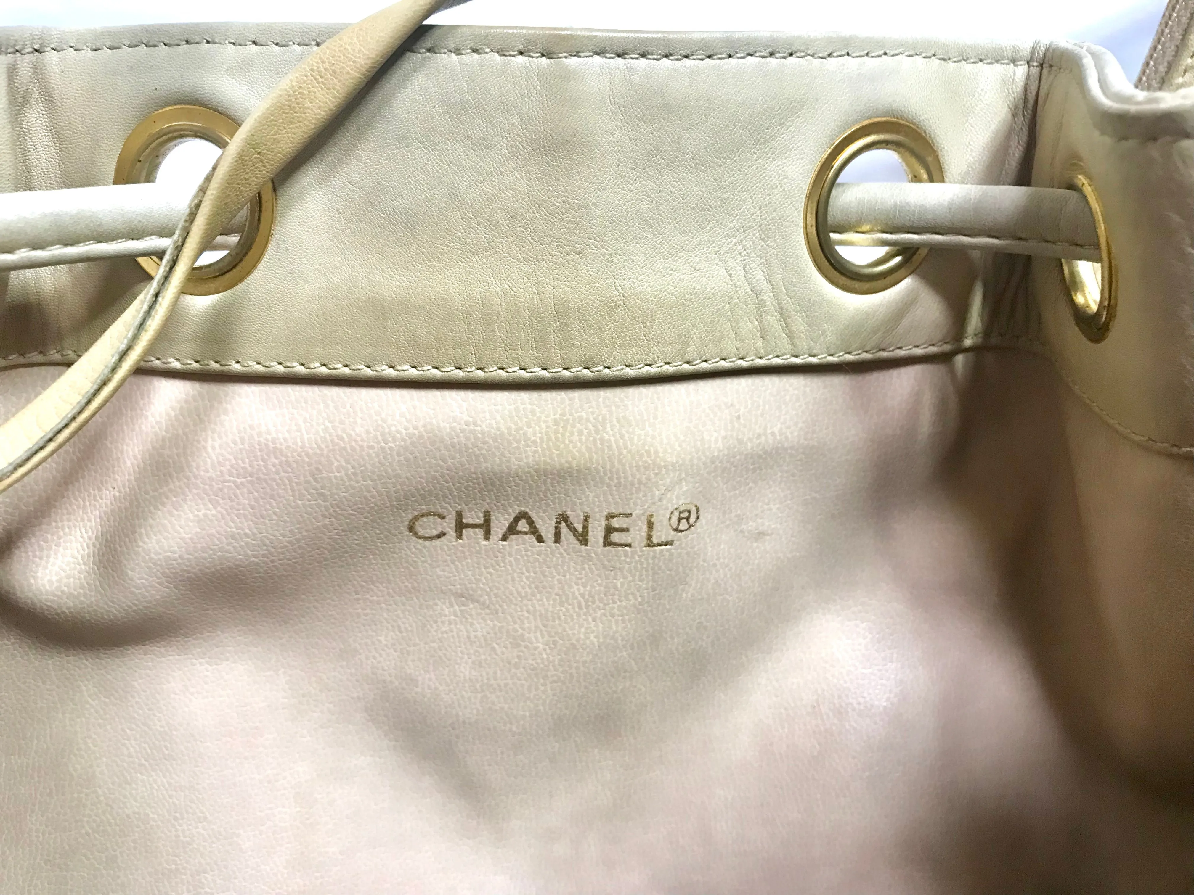 Vintage CHANEL beige quilted lamb leather hobo bucket shoulder bag with drawstrings and golden CC mark ball. 050320r3