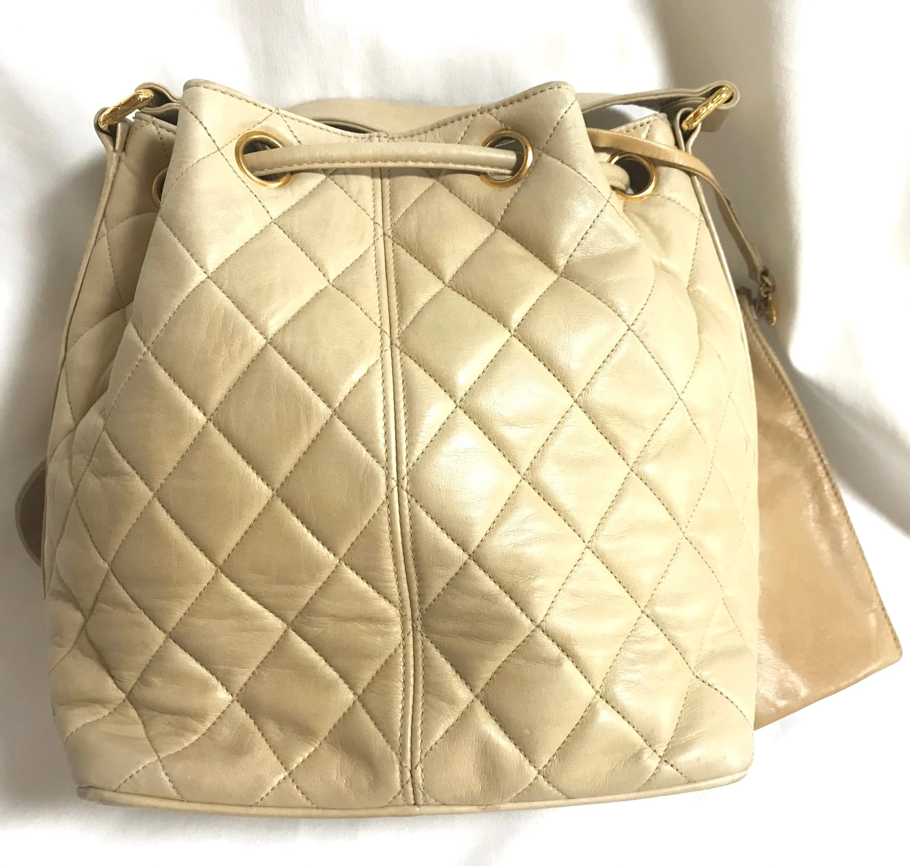 Vintage CHANEL beige quilted lamb leather hobo bucket shoulder bag with drawstrings and golden CC mark ball. 050320r3