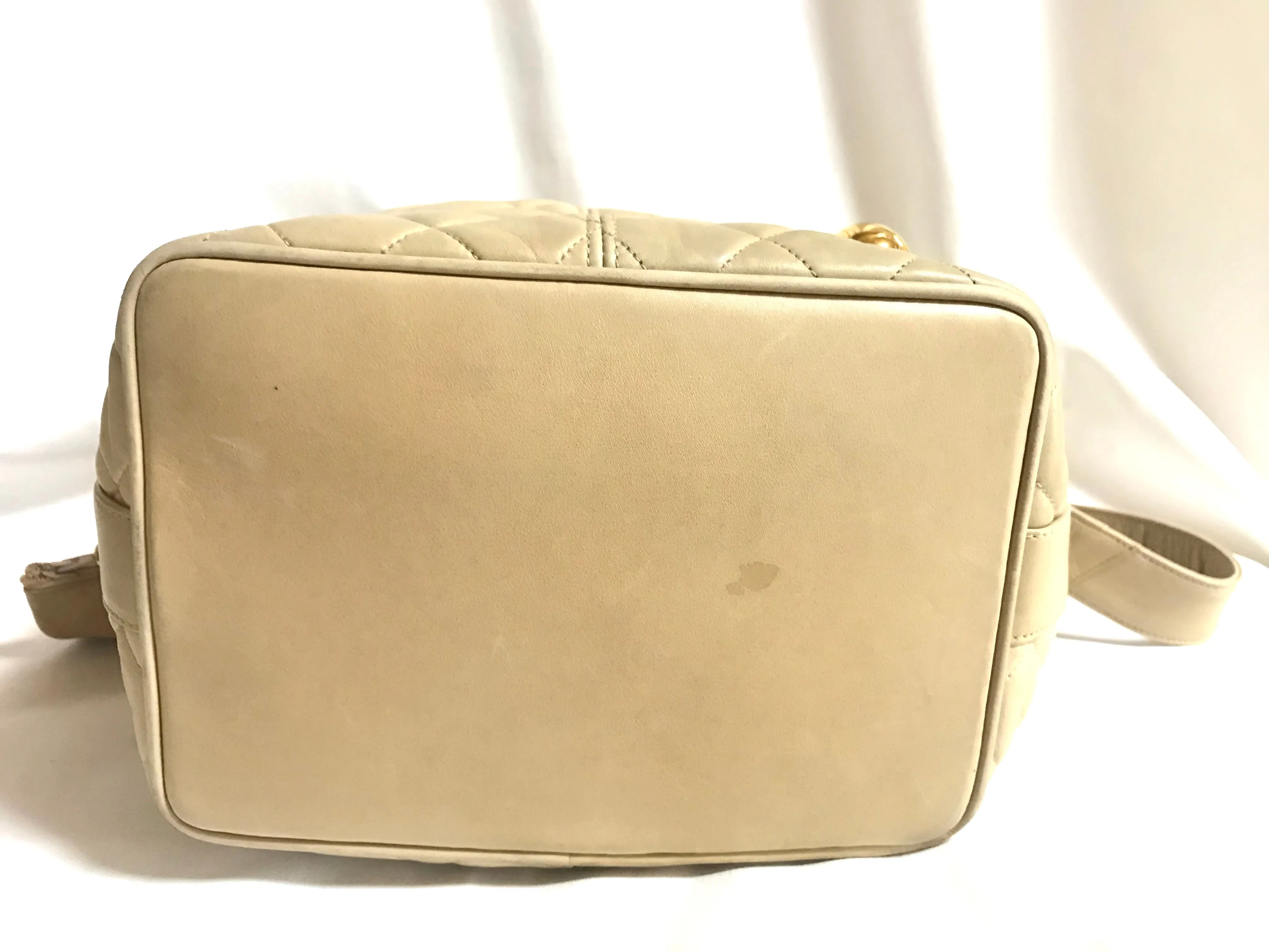 Vintage CHANEL beige quilted lamb leather hobo bucket shoulder bag with drawstrings and golden CC mark ball. 050320r3