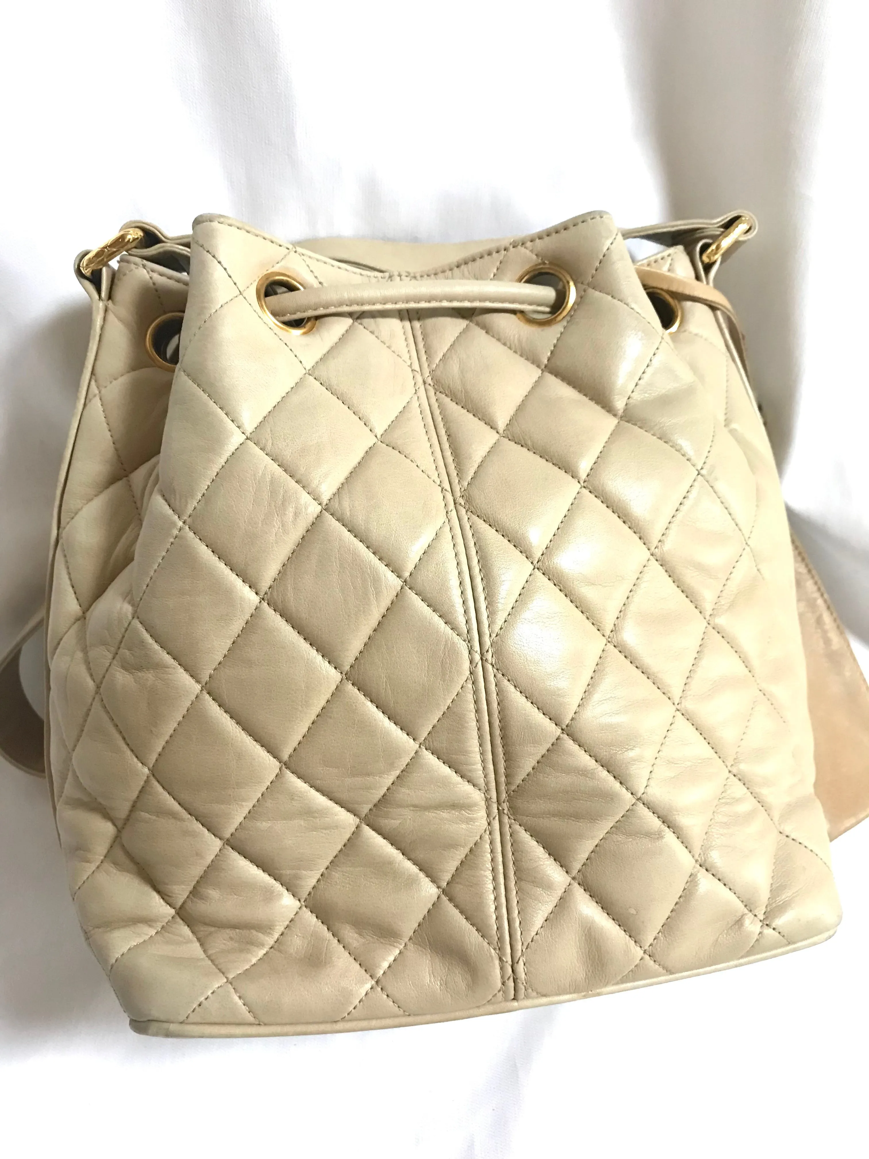 Vintage CHANEL beige quilted lamb leather hobo bucket shoulder bag with drawstrings and golden CC mark ball. 050320r3