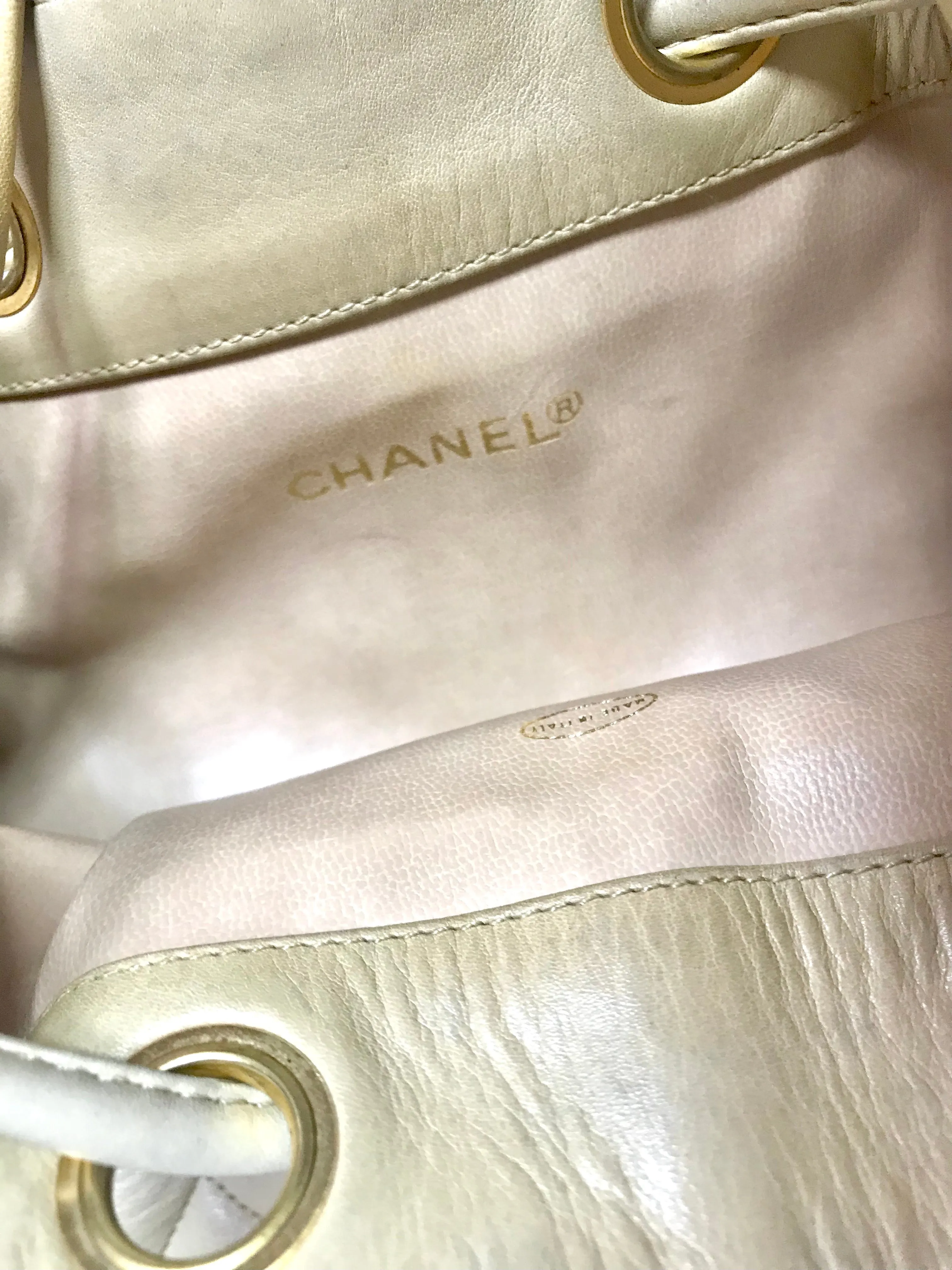 Vintage CHANEL beige quilted lamb leather hobo bucket shoulder bag with drawstrings and golden CC mark ball. 050320r3