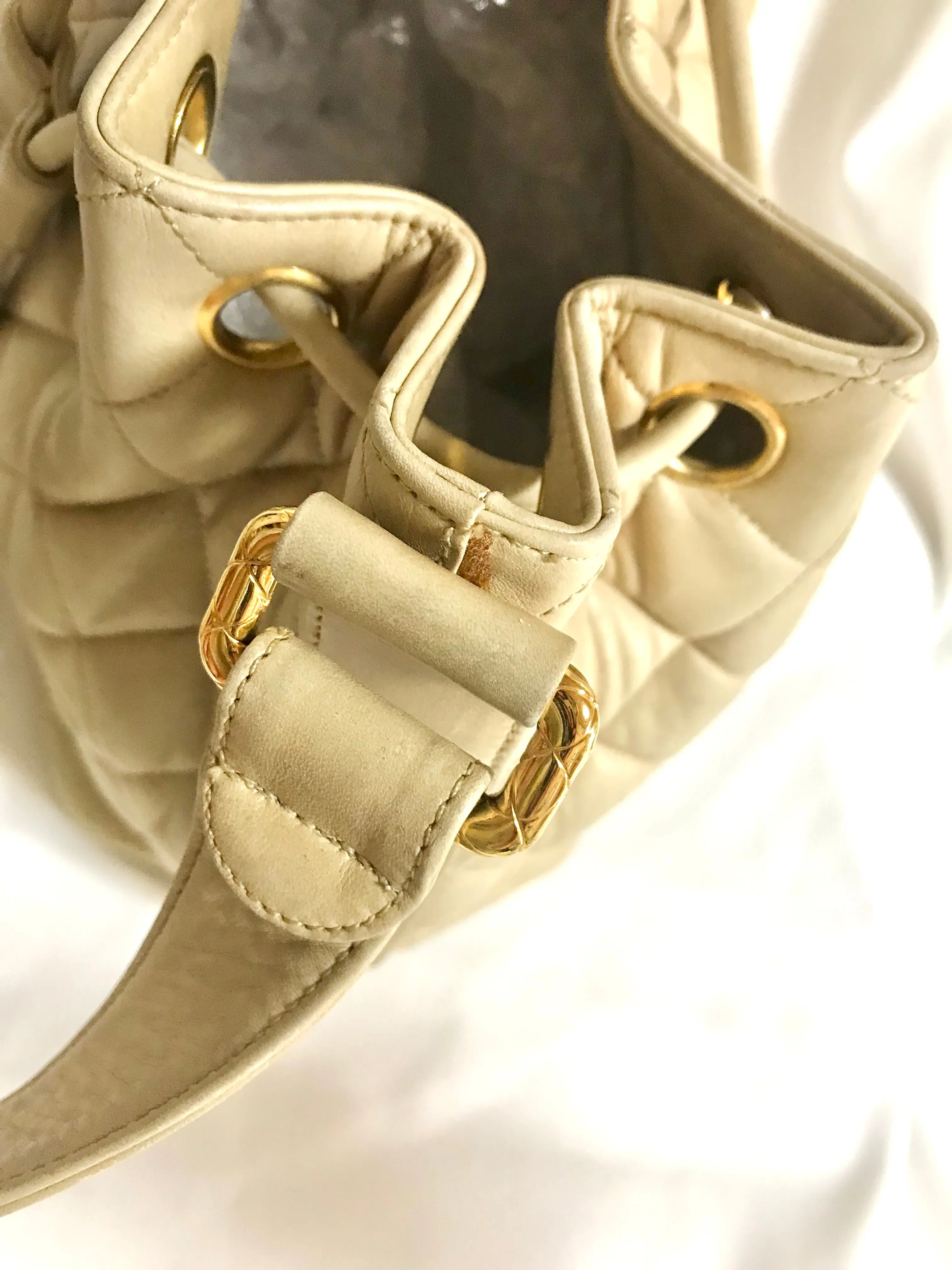 Vintage CHANEL beige quilted lamb leather hobo bucket shoulder bag with drawstrings and golden CC mark ball. 050320r3