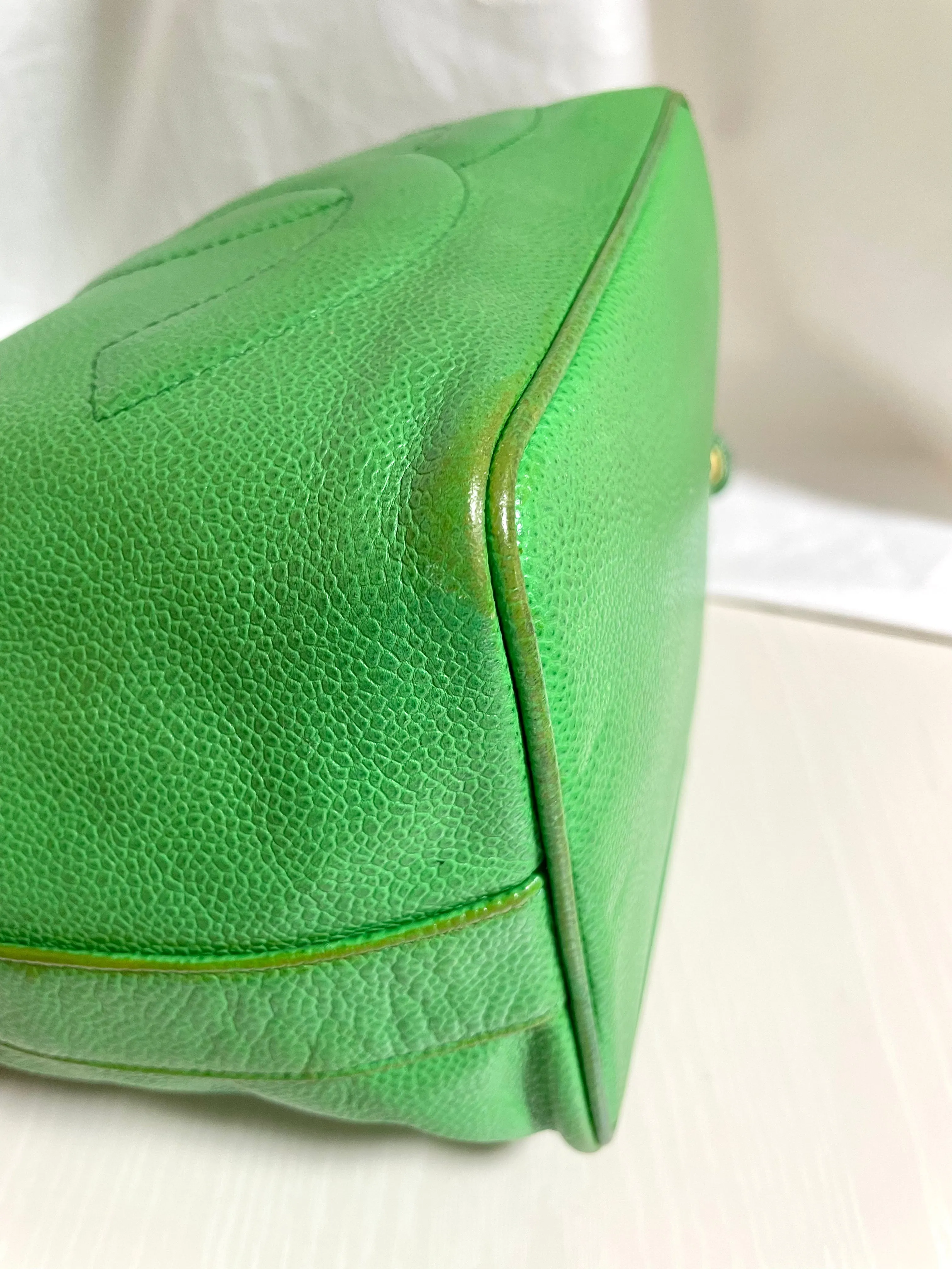 Vintage CHANEL green caviar leather hobo bucket shoulder bag with golden chain strap, drawstrings, and CC stitch mark. 041206an11