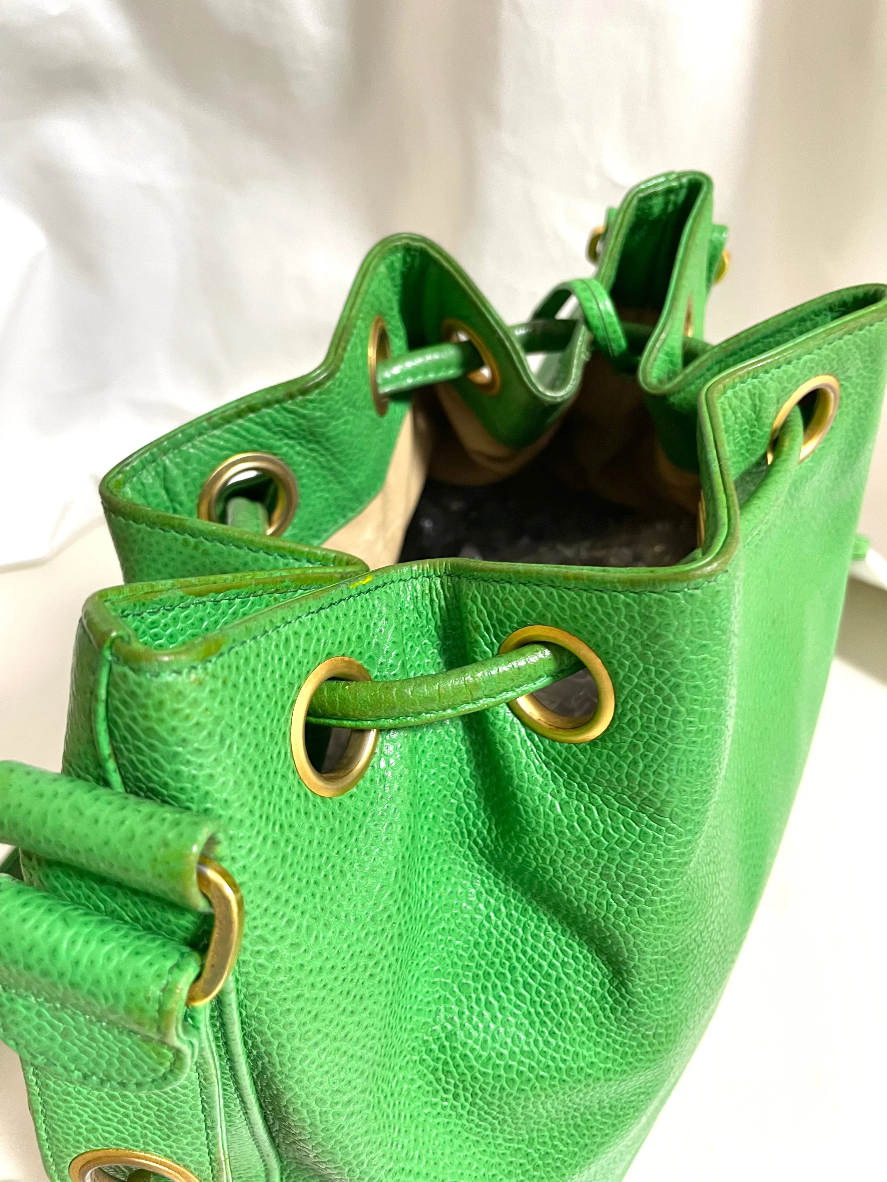 Vintage CHANEL green caviar leather hobo bucket shoulder bag with golden chain strap, drawstrings, and CC stitch mark. 041206an11