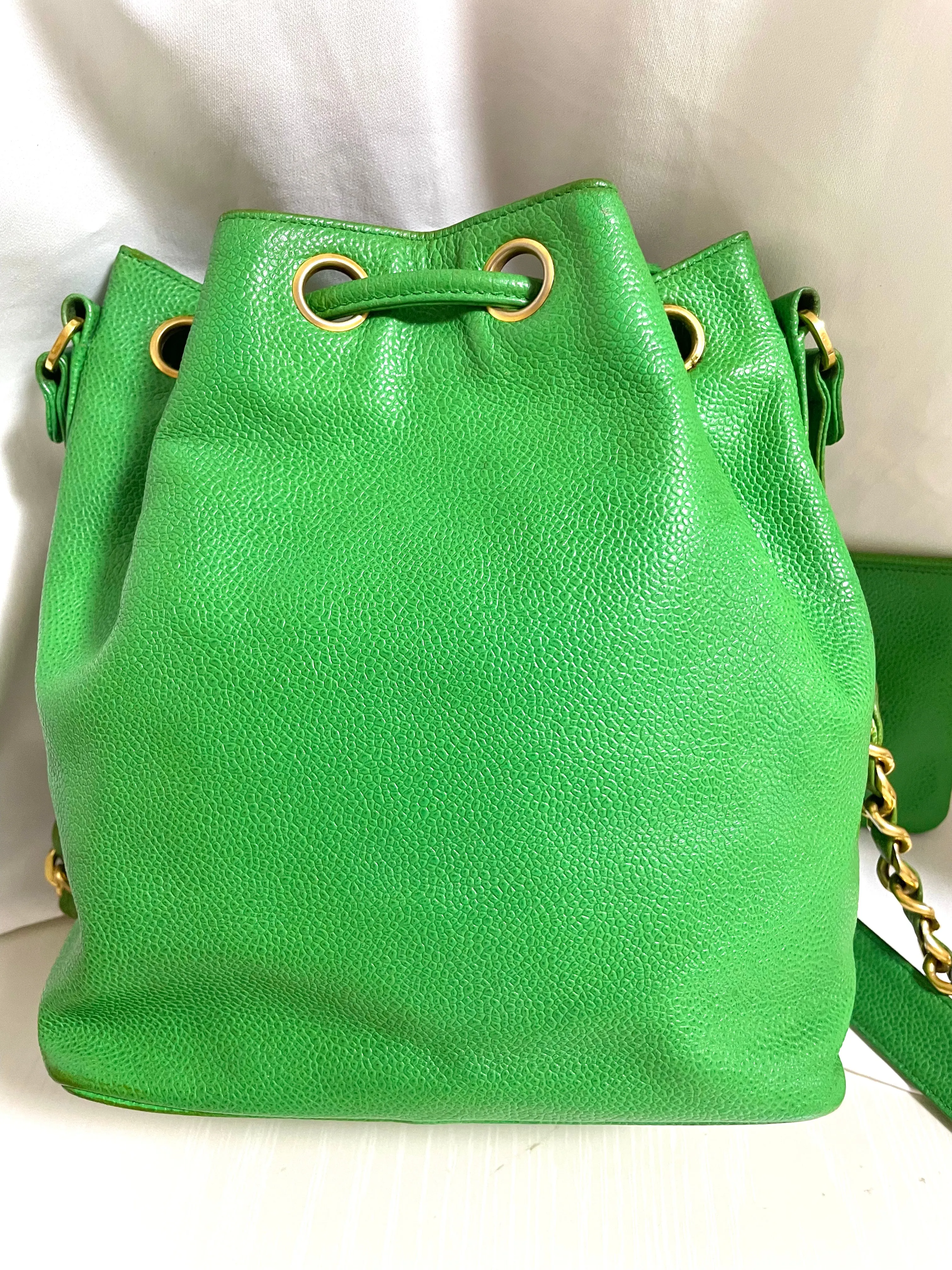 Vintage CHANEL green caviar leather hobo bucket shoulder bag with golden chain strap, drawstrings, and CC stitch mark. 041206an11