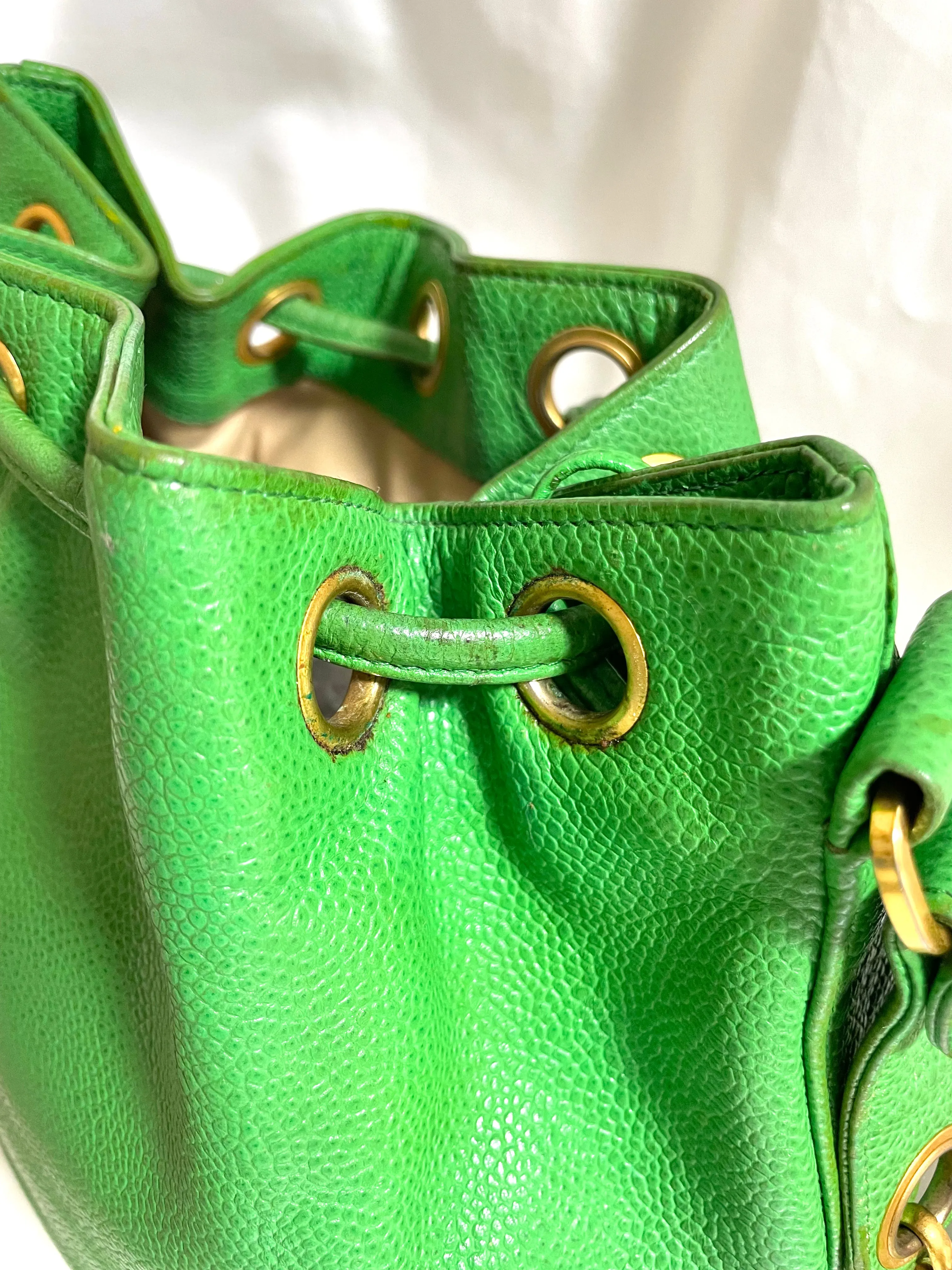 Vintage CHANEL green caviar leather hobo bucket shoulder bag with golden chain strap, drawstrings, and CC stitch mark. 041206an11