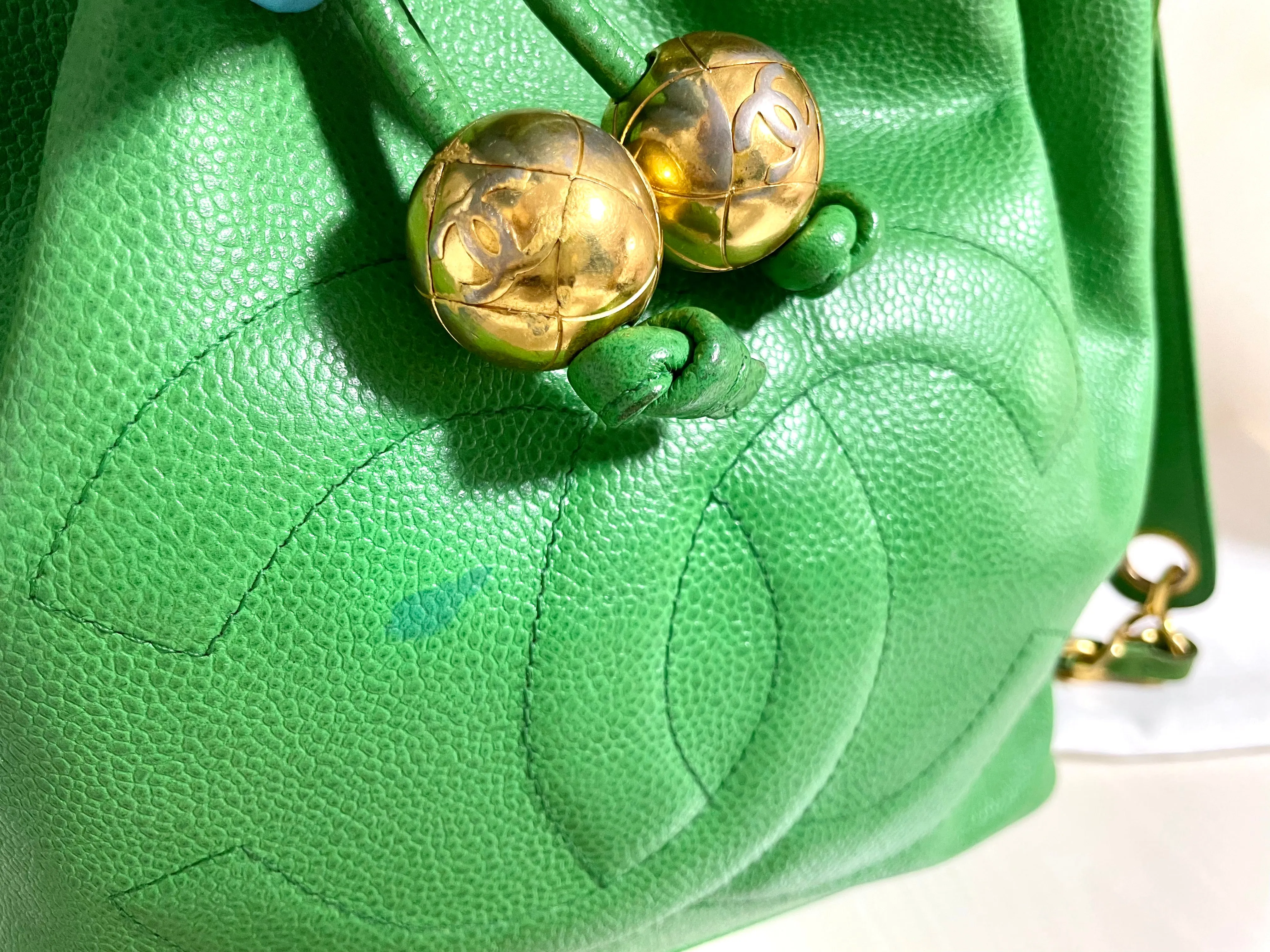 Vintage CHANEL green caviar leather hobo bucket shoulder bag with golden chain strap, drawstrings, and CC stitch mark. 041206an11