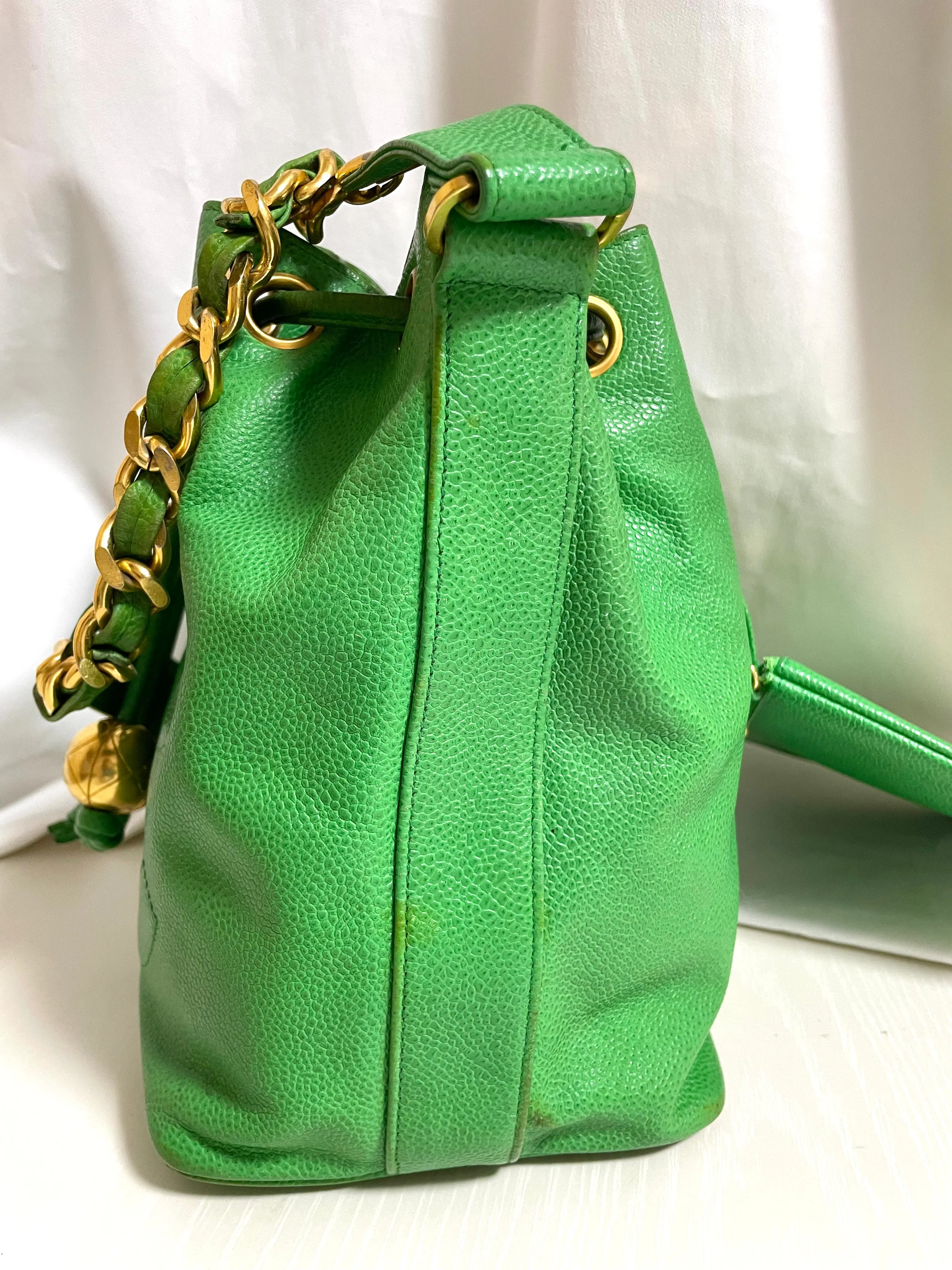 Vintage CHANEL green caviar leather hobo bucket shoulder bag with golden chain strap, drawstrings, and CC stitch mark. 041206an11