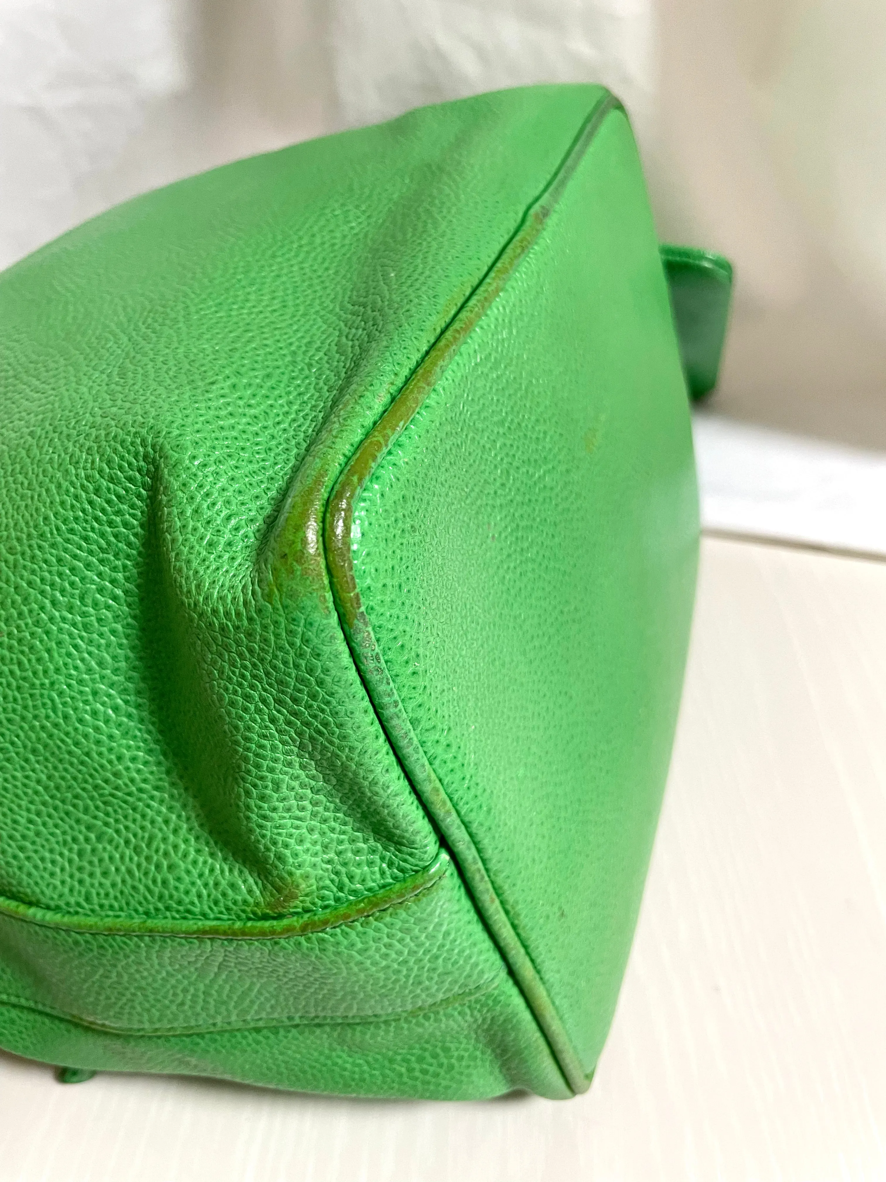 Vintage CHANEL green caviar leather hobo bucket shoulder bag with golden chain strap, drawstrings, and CC stitch mark. 041206an11