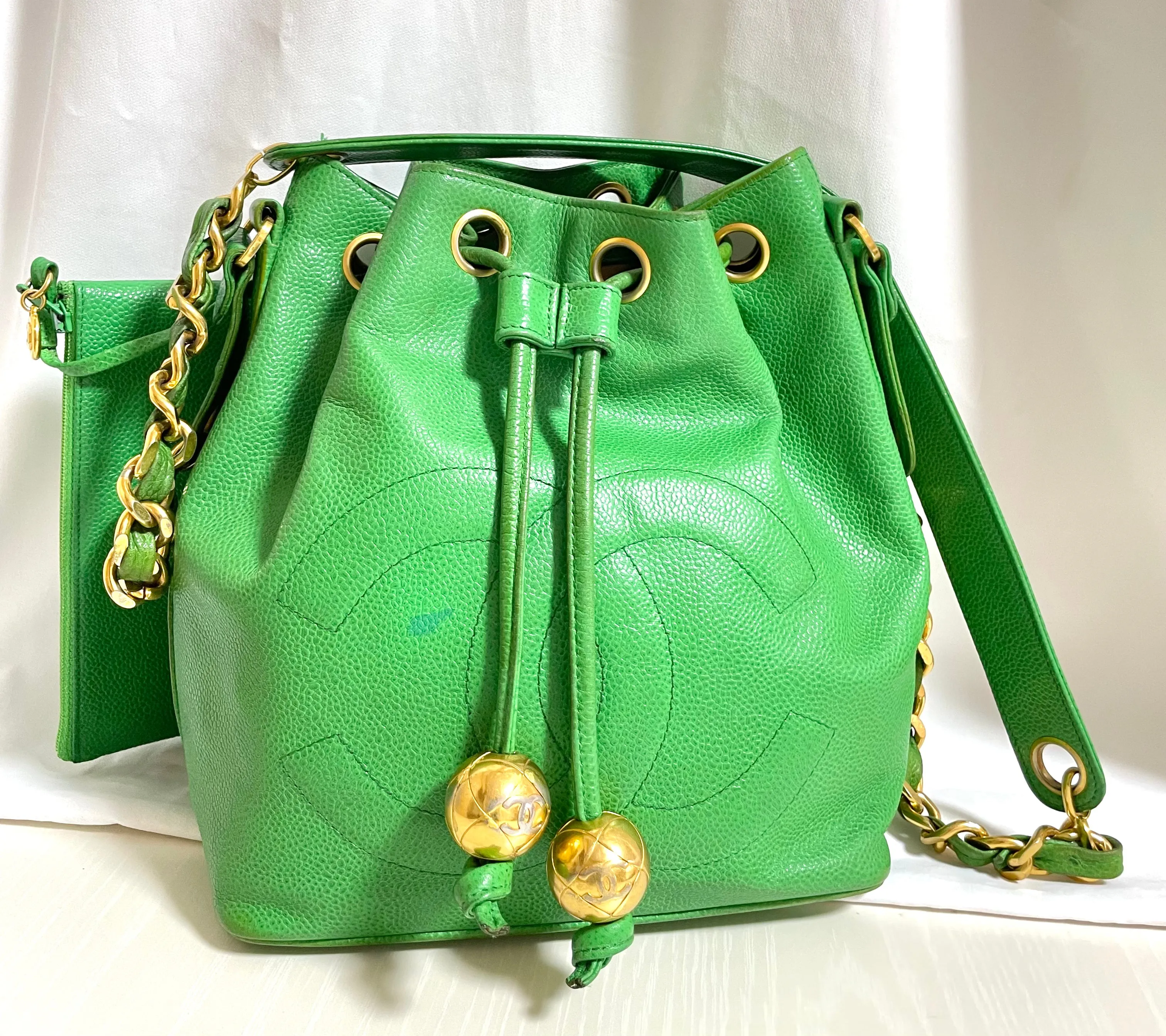 Vintage CHANEL green caviar leather hobo bucket shoulder bag with golden chain strap, drawstrings, and CC stitch mark. 041206an11