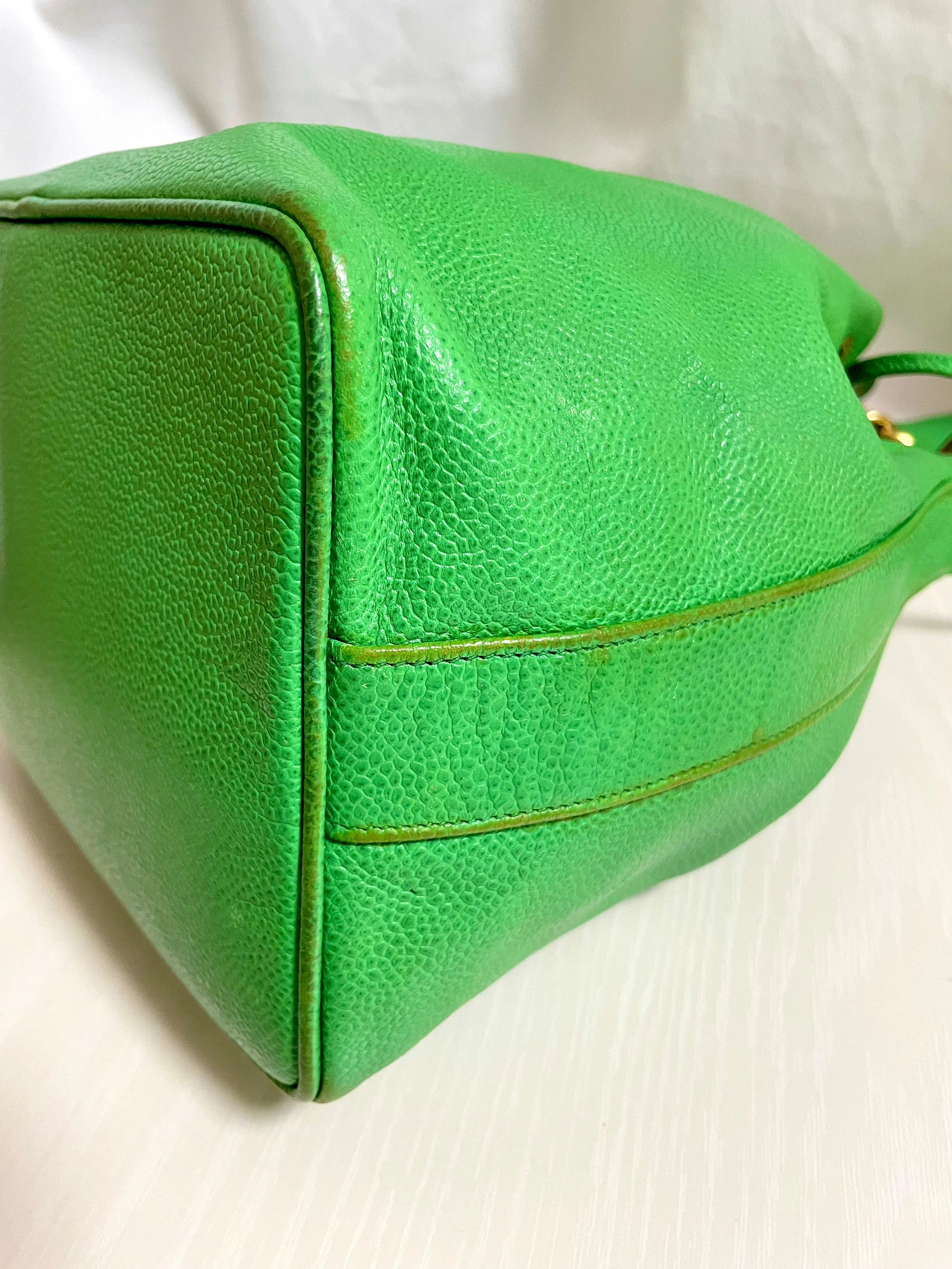 Vintage CHANEL green caviar leather hobo bucket shoulder bag with golden chain strap, drawstrings, and CC stitch mark. 041206an11