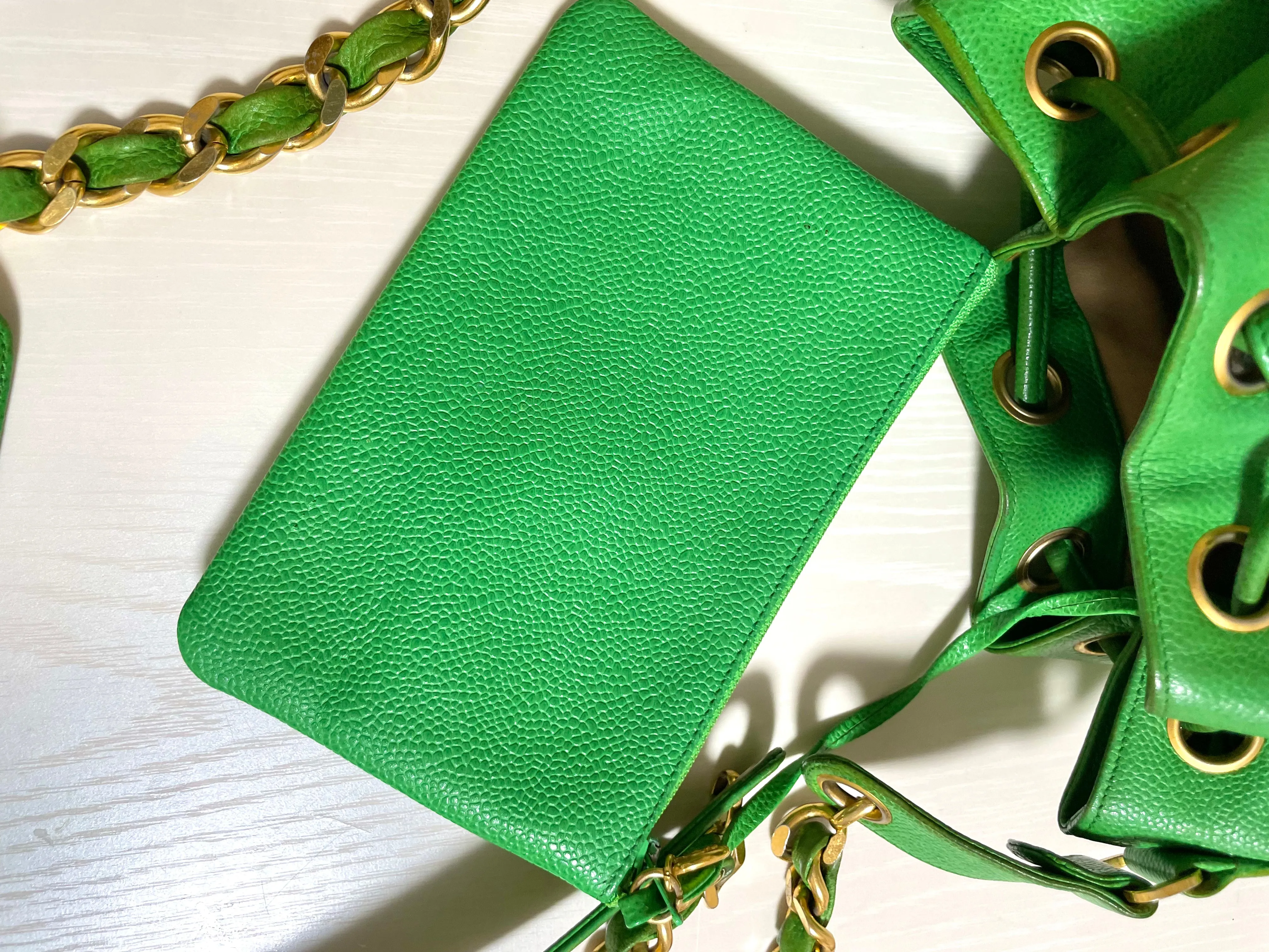 Vintage CHANEL green caviar leather hobo bucket shoulder bag with golden chain strap, drawstrings, and CC stitch mark. 041206an11