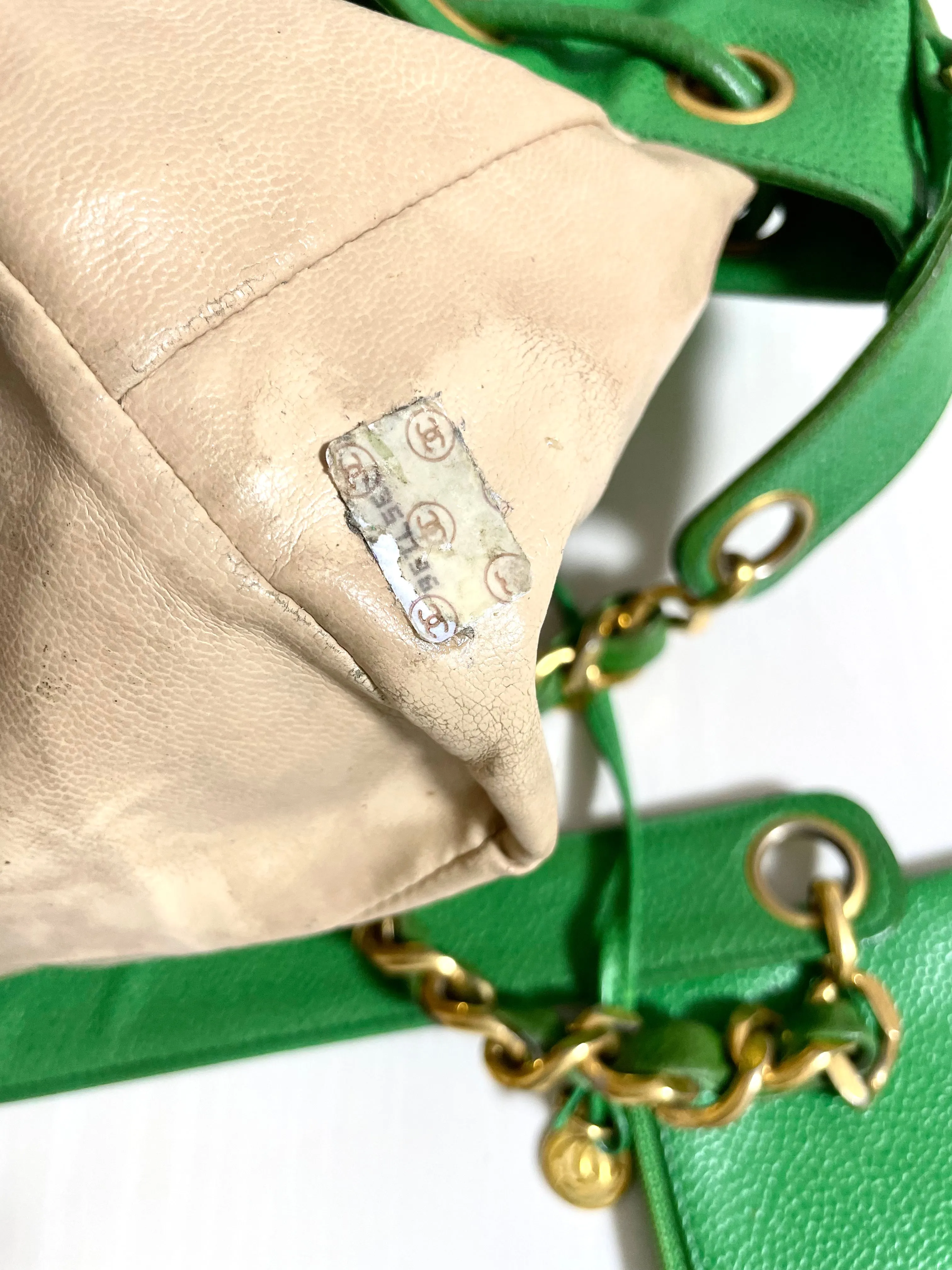 Vintage CHANEL green caviar leather hobo bucket shoulder bag with golden chain strap, drawstrings, and CC stitch mark. 041206an11