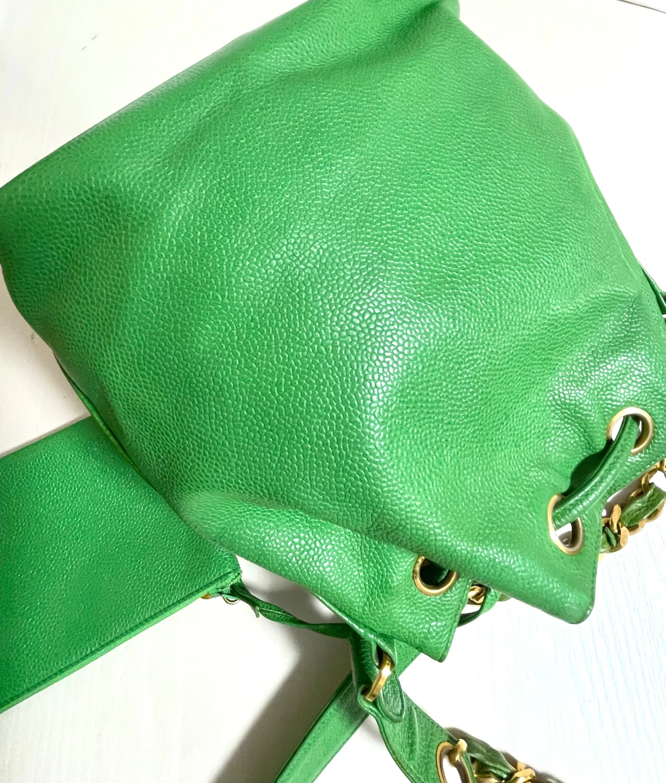 Vintage CHANEL green caviar leather hobo bucket shoulder bag with golden chain strap, drawstrings, and CC stitch mark. 041206an11