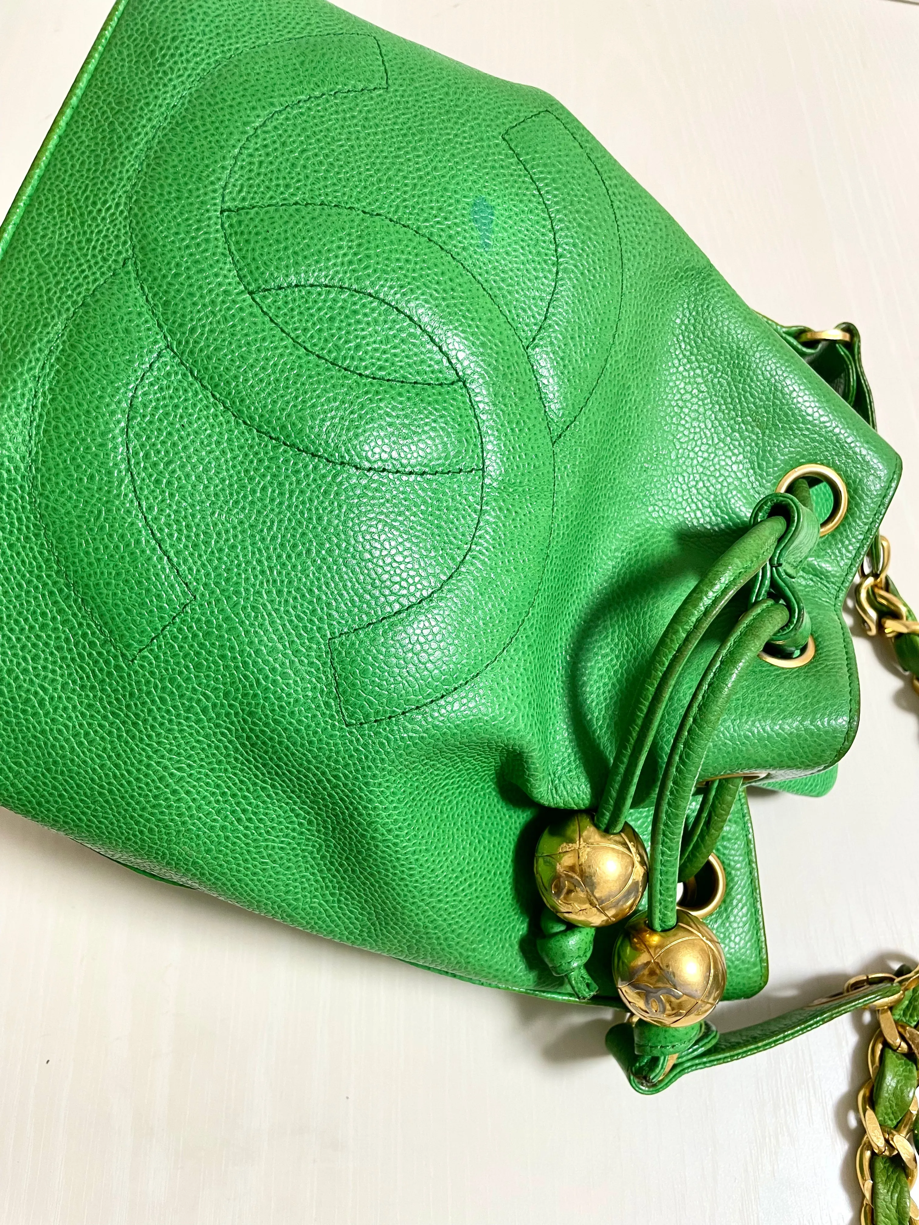 Vintage CHANEL green caviar leather hobo bucket shoulder bag with golden chain strap, drawstrings, and CC stitch mark. 041206an11