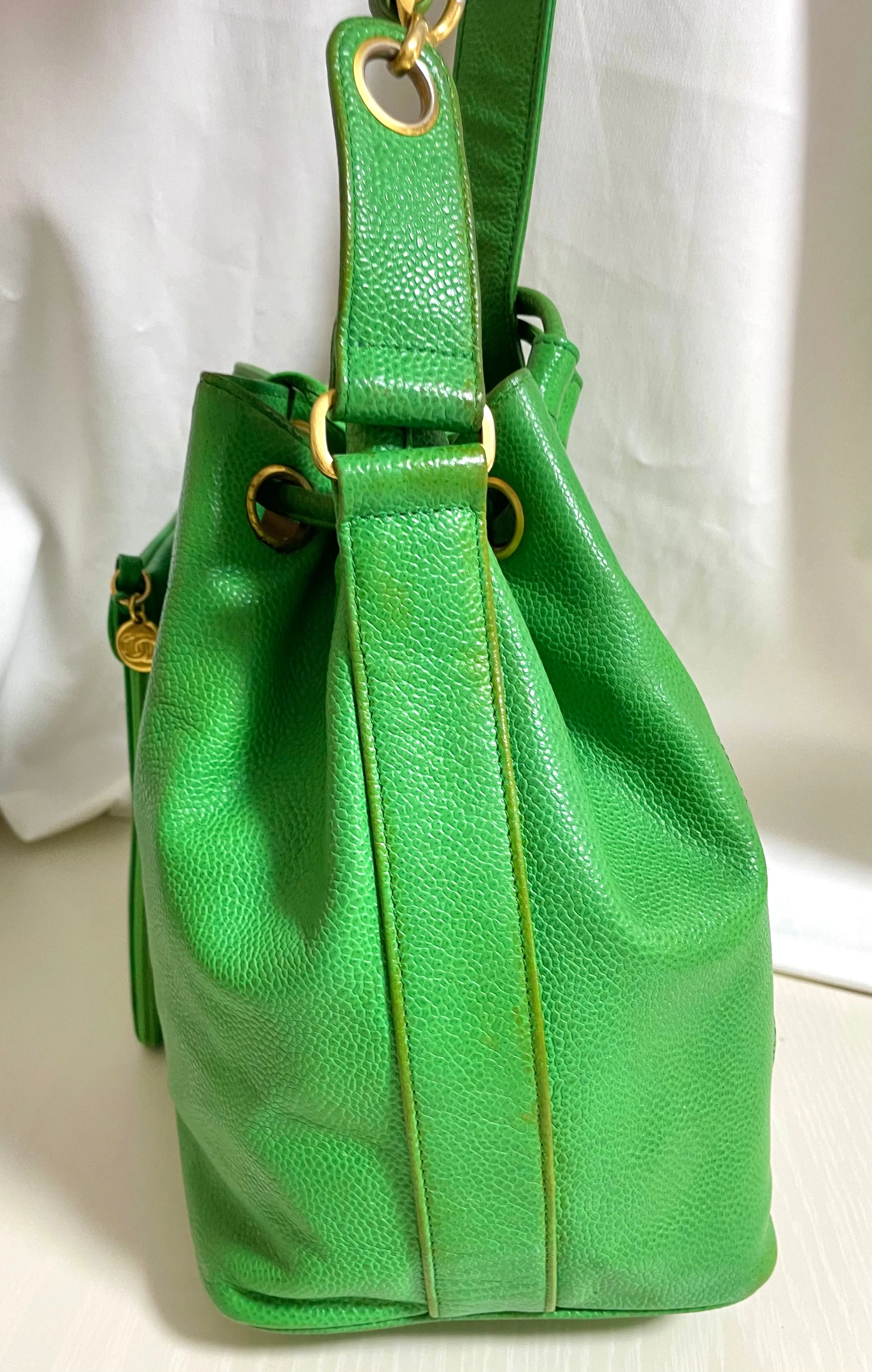 Vintage CHANEL green caviar leather hobo bucket shoulder bag with golden chain strap, drawstrings, and CC stitch mark. 041206an11