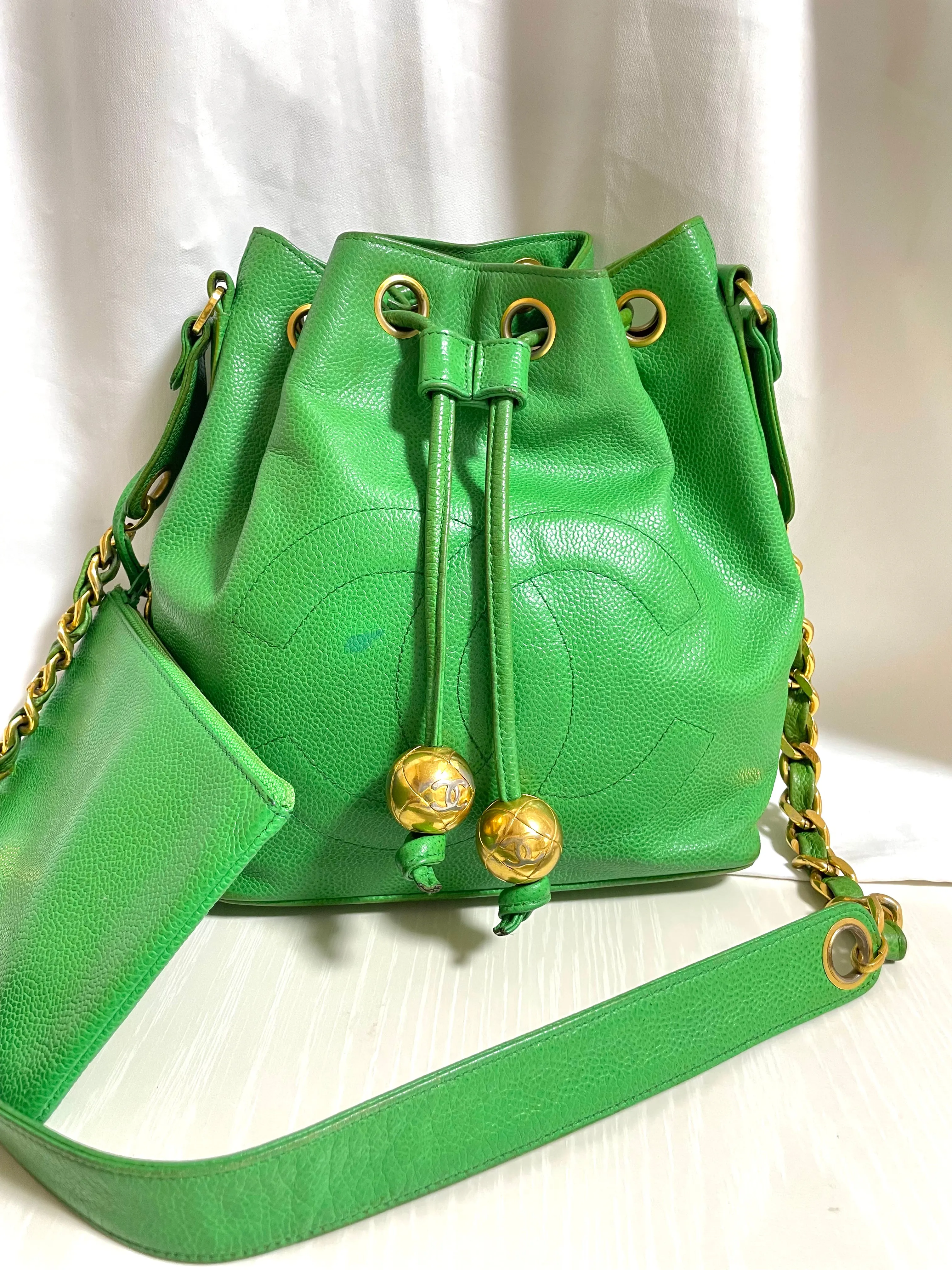 Vintage CHANEL green caviar leather hobo bucket shoulder bag with golden chain strap, drawstrings, and CC stitch mark. 041206an11