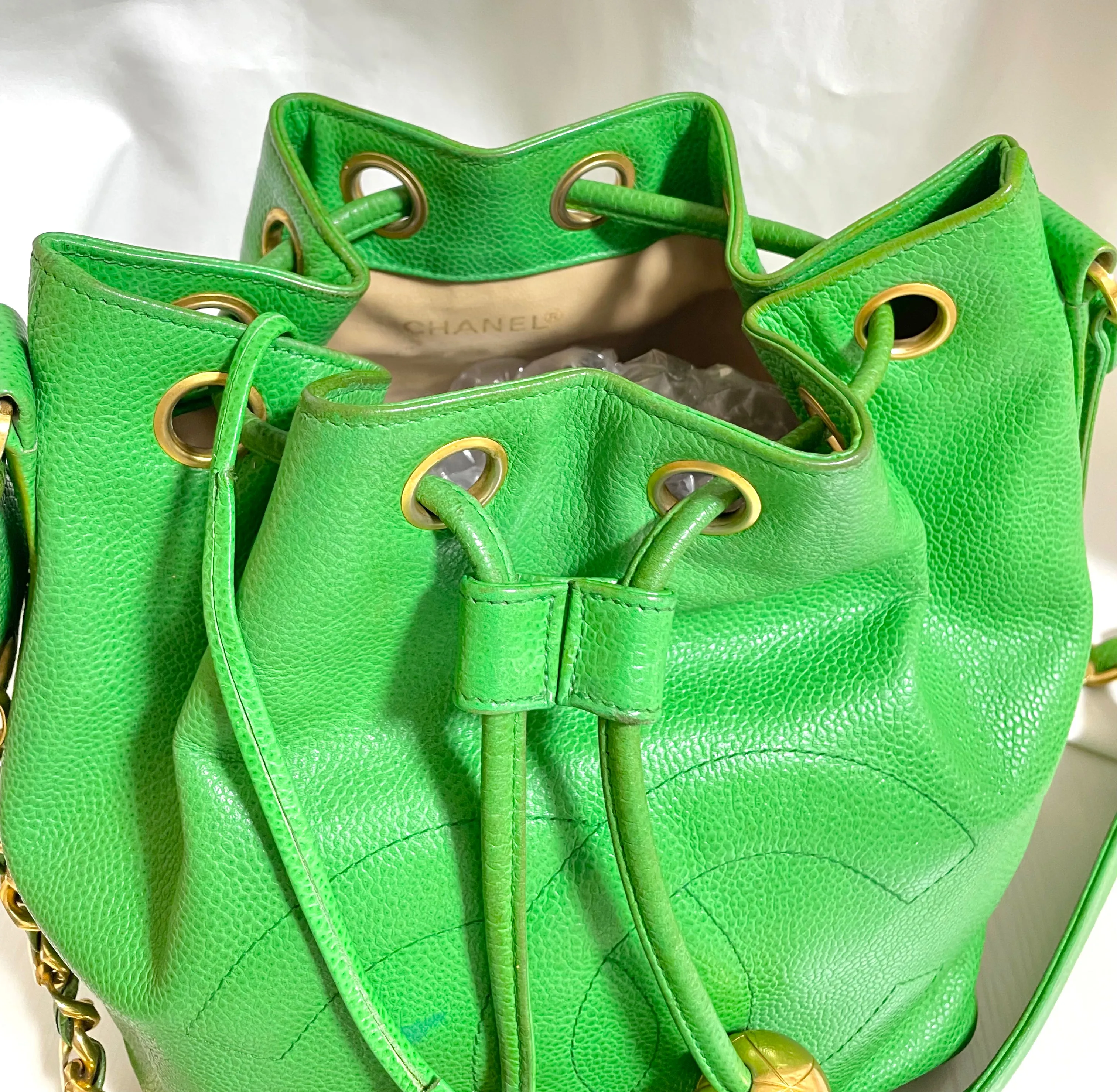 Vintage CHANEL green caviar leather hobo bucket shoulder bag with golden chain strap, drawstrings, and CC stitch mark. 041206an11