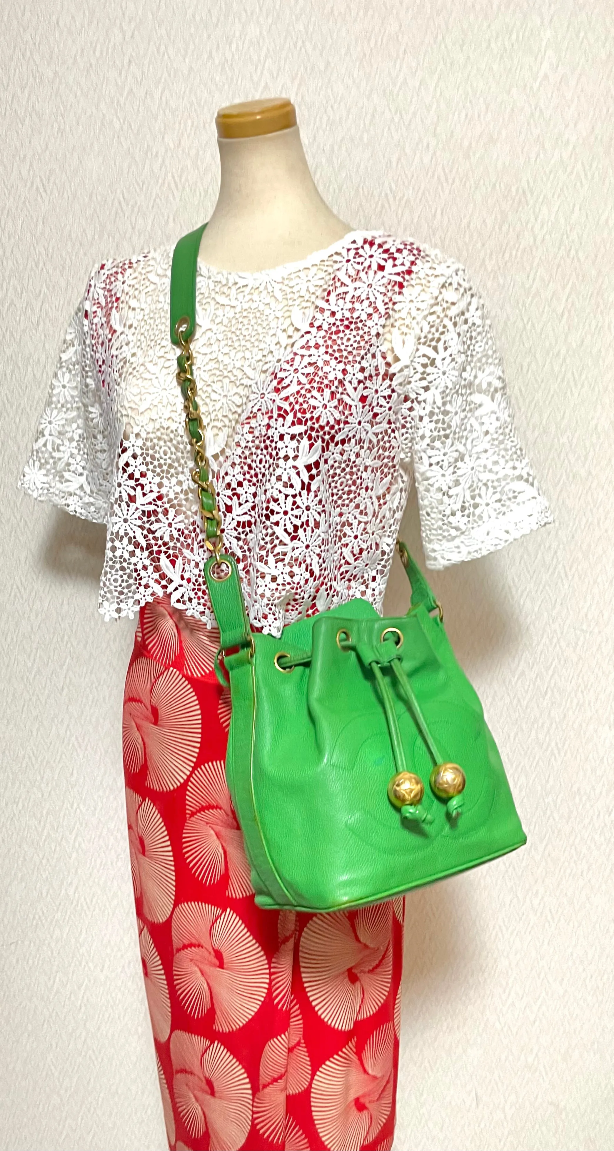 Vintage CHANEL green caviar leather hobo bucket shoulder bag with golden chain strap, drawstrings, and CC stitch mark. 041206an11