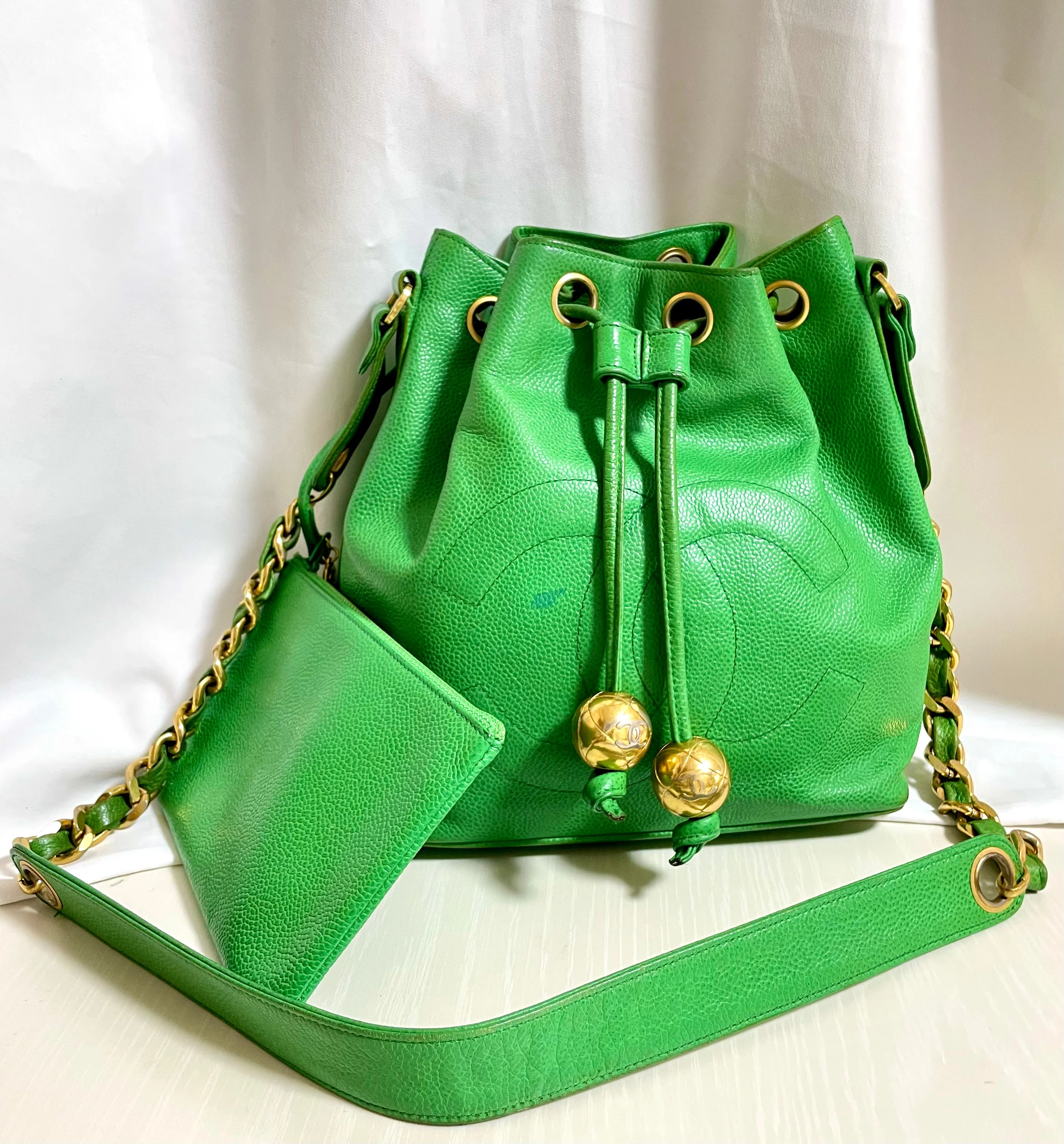 Vintage CHANEL green caviar leather hobo bucket shoulder bag with golden chain strap, drawstrings, and CC stitch mark. 041206an11
