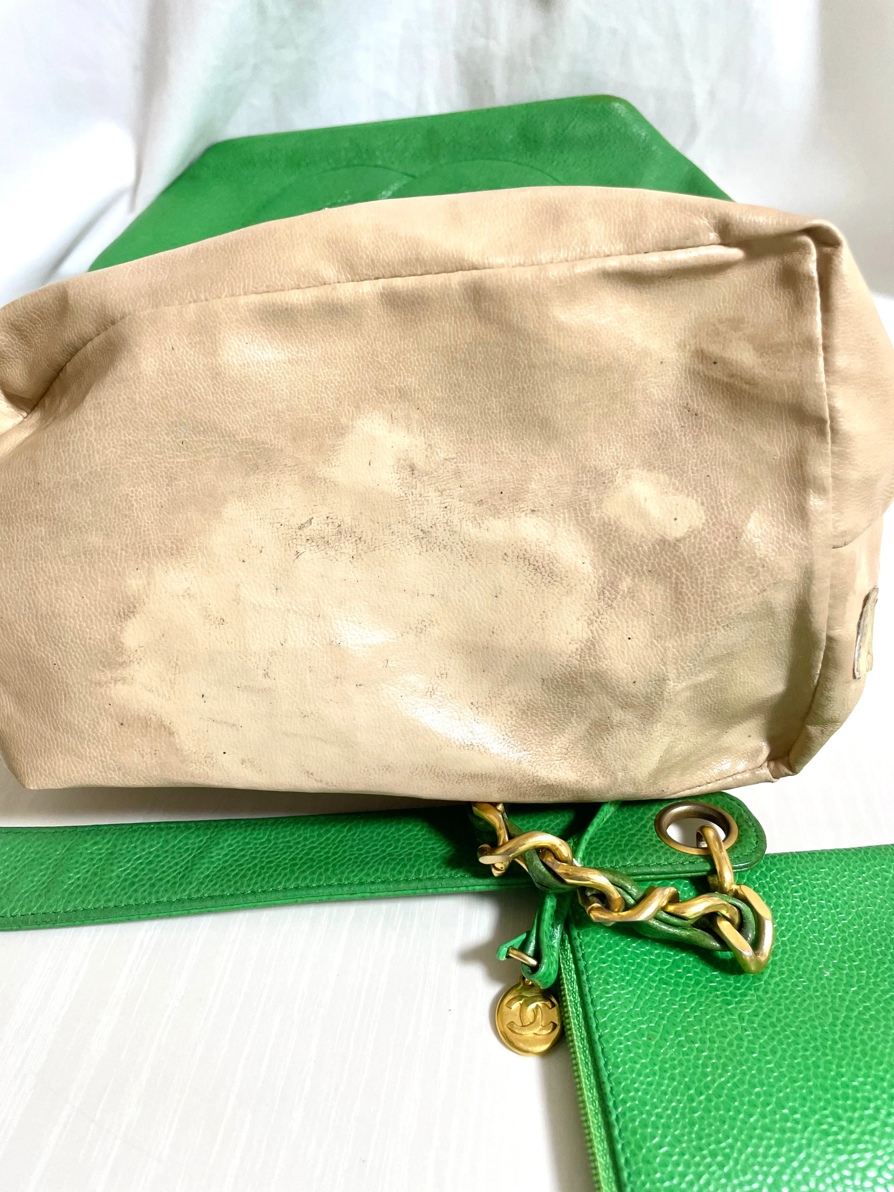 Vintage CHANEL green caviar leather hobo bucket shoulder bag with golden chain strap, drawstrings, and CC stitch mark. 041206an11
