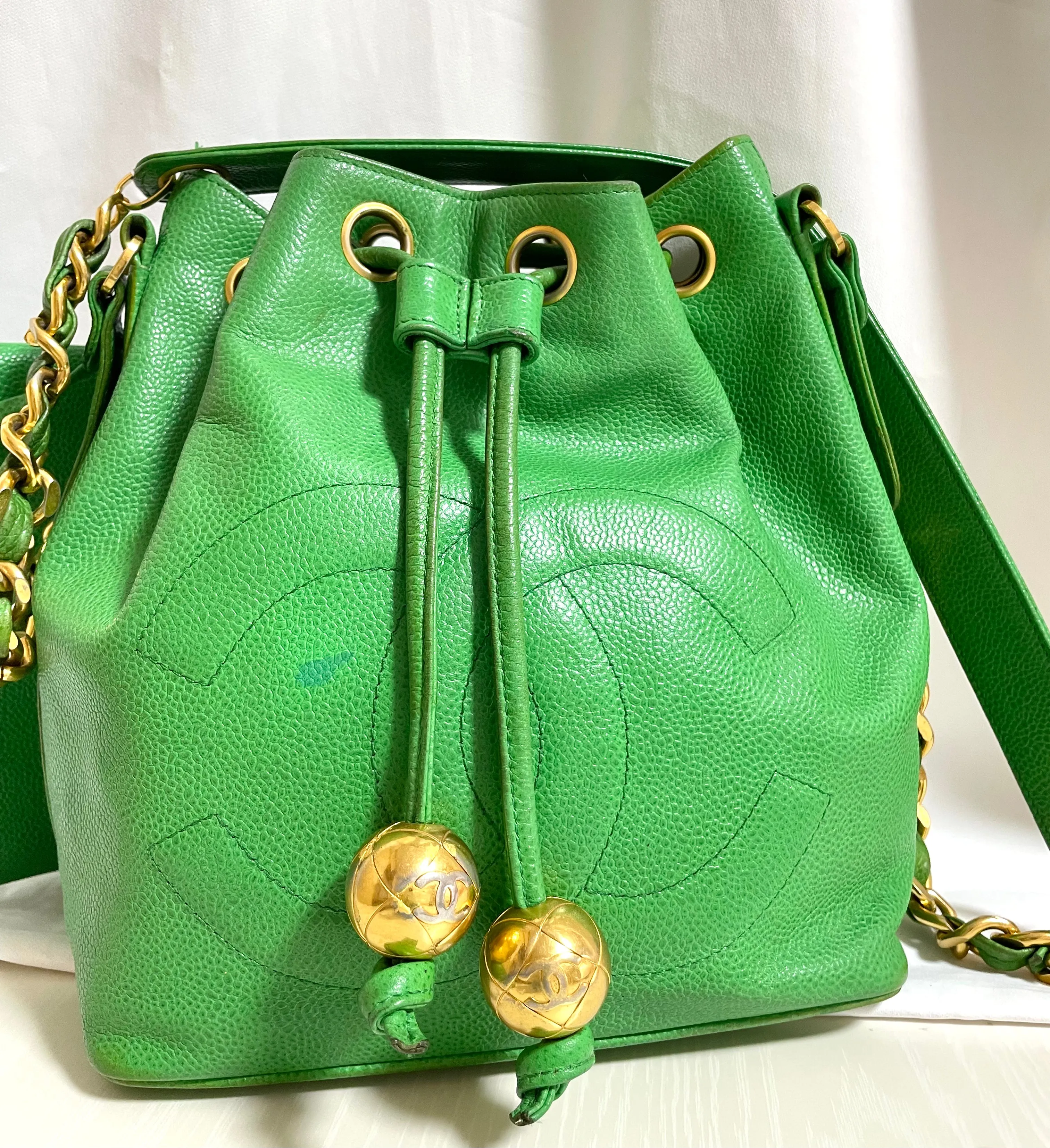Vintage CHANEL green caviar leather hobo bucket shoulder bag with golden chain strap, drawstrings, and CC stitch mark. 041206an11