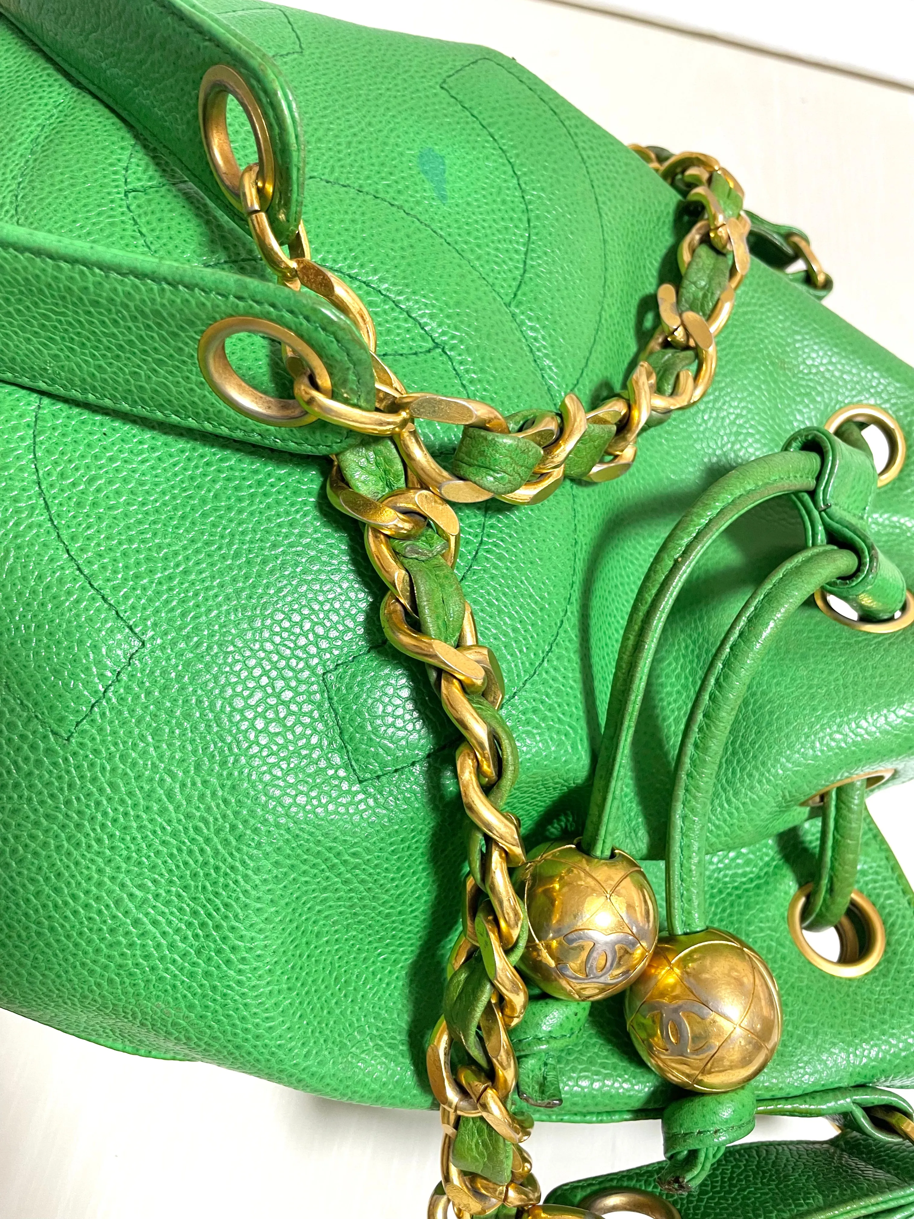 Vintage CHANEL green caviar leather hobo bucket shoulder bag with golden chain strap, drawstrings, and CC stitch mark. 041206an11