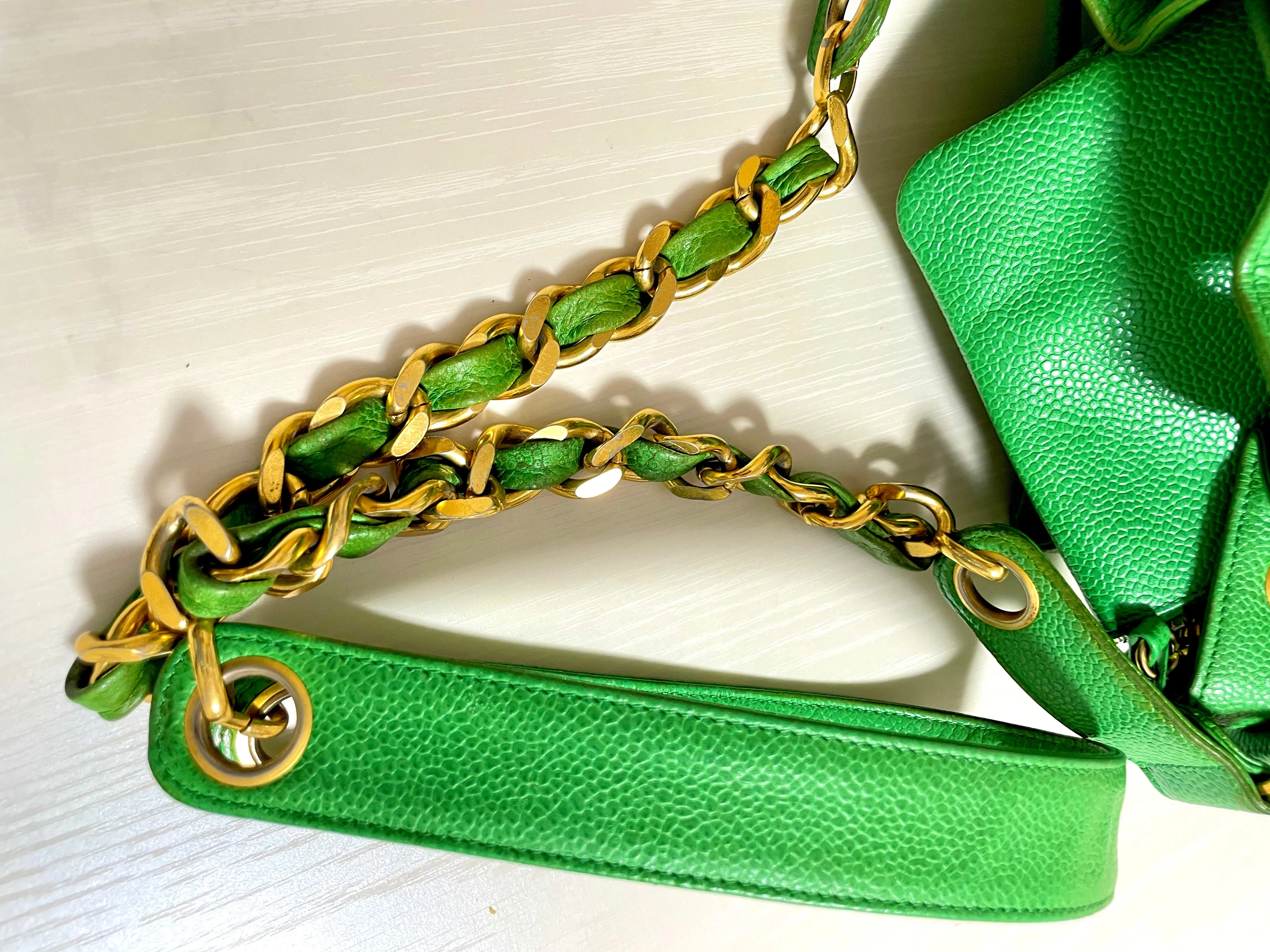Vintage CHANEL green caviar leather hobo bucket shoulder bag with golden chain strap, drawstrings, and CC stitch mark. 041206an11