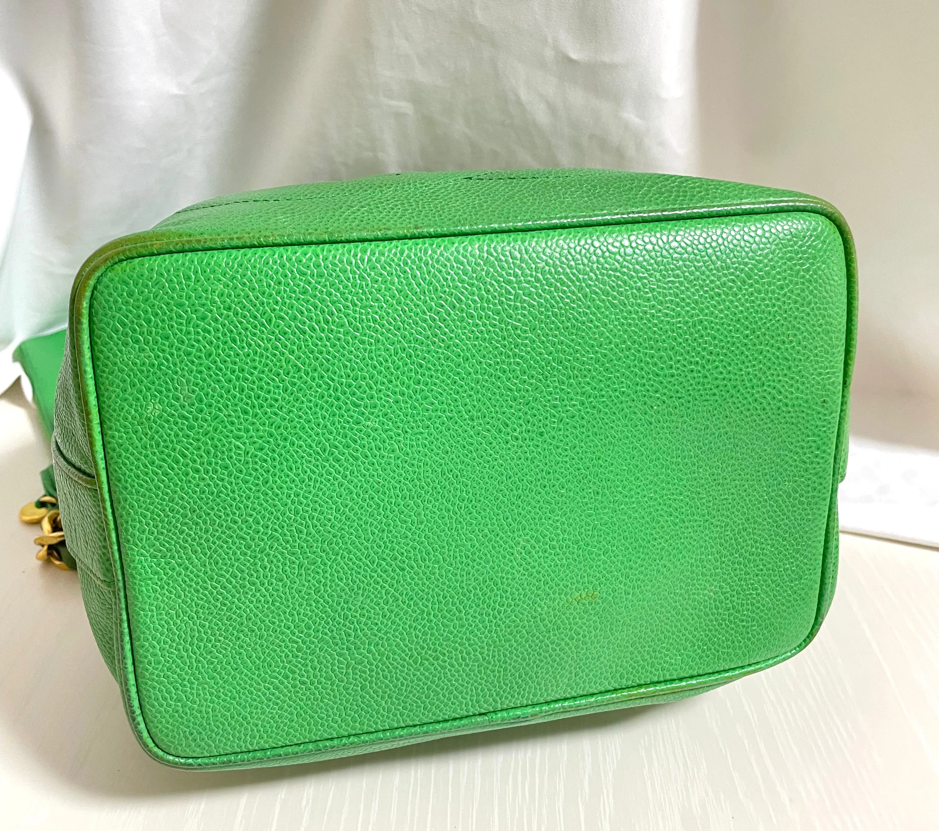 Vintage CHANEL green caviar leather hobo bucket shoulder bag with golden chain strap, drawstrings, and CC stitch mark. 041206an11