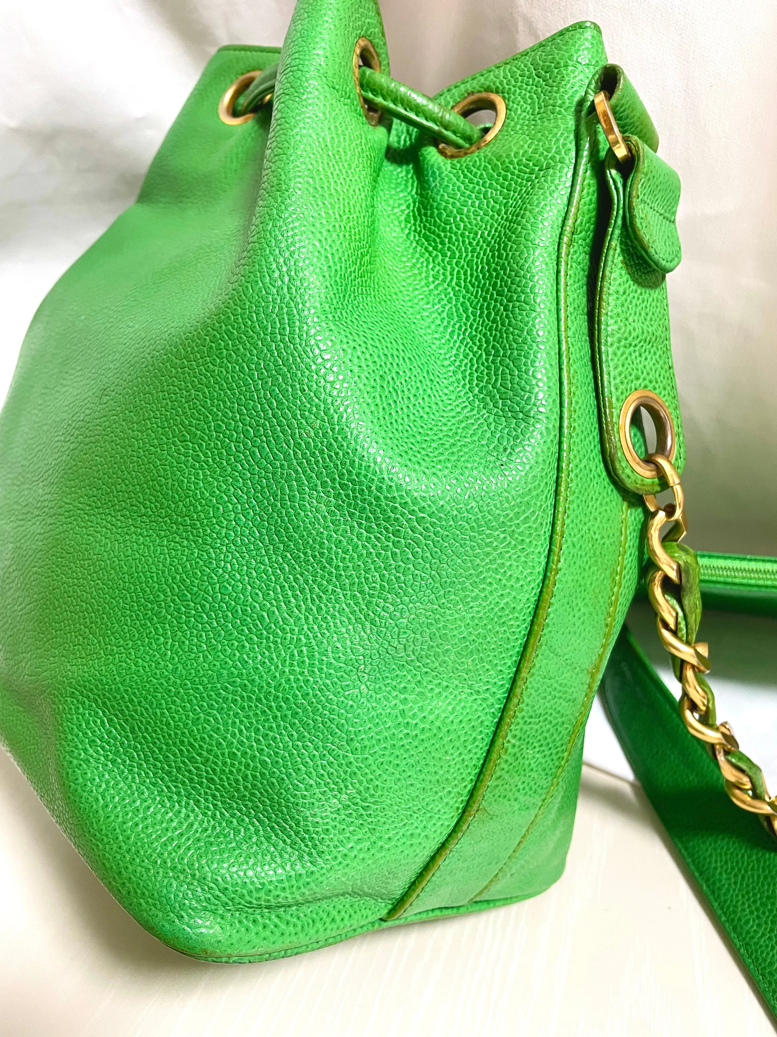 Vintage CHANEL green caviar leather hobo bucket shoulder bag with golden chain strap, drawstrings, and CC stitch mark. 041206an11