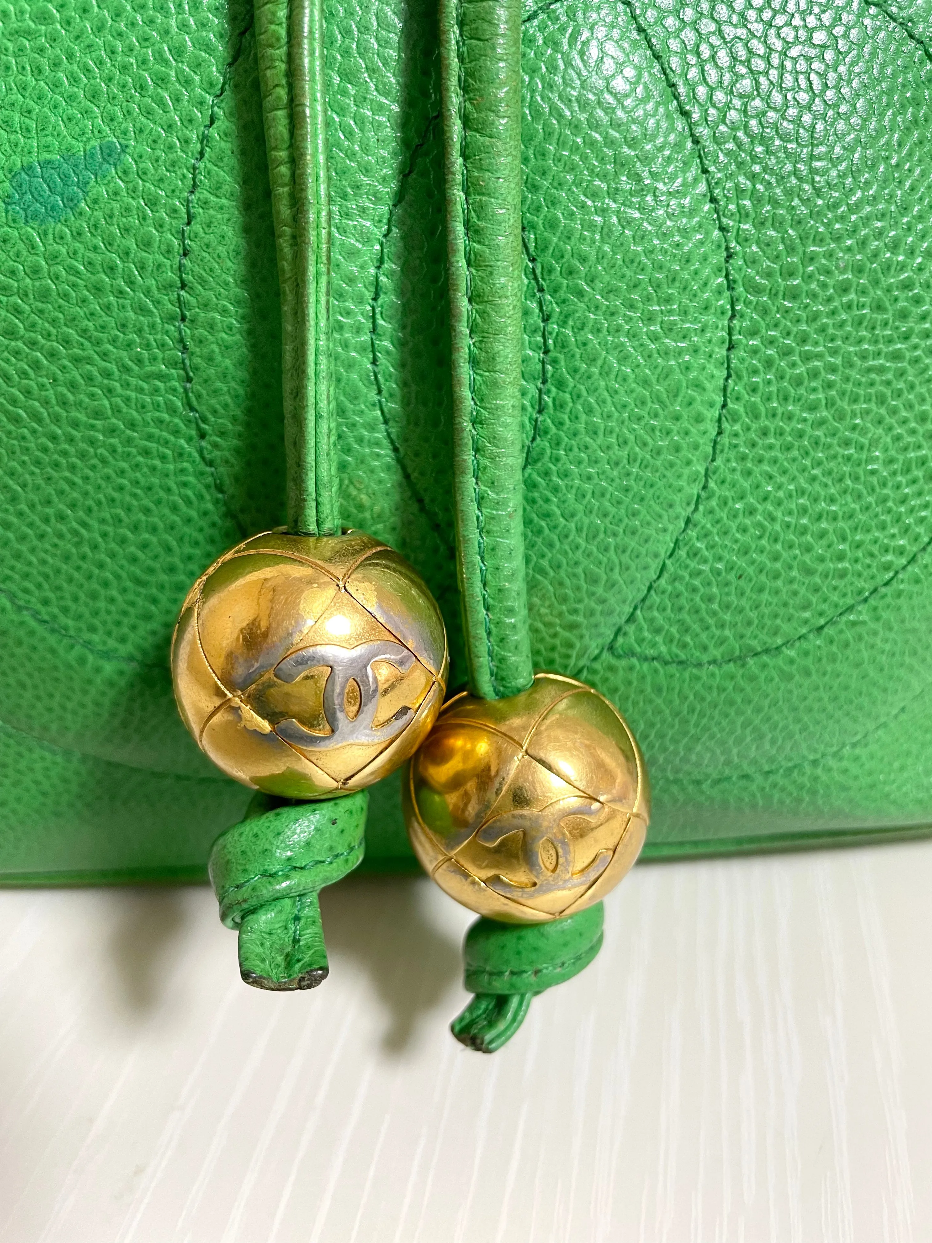 Vintage CHANEL green caviar leather hobo bucket shoulder bag with golden chain strap, drawstrings, and CC stitch mark. 041206an11