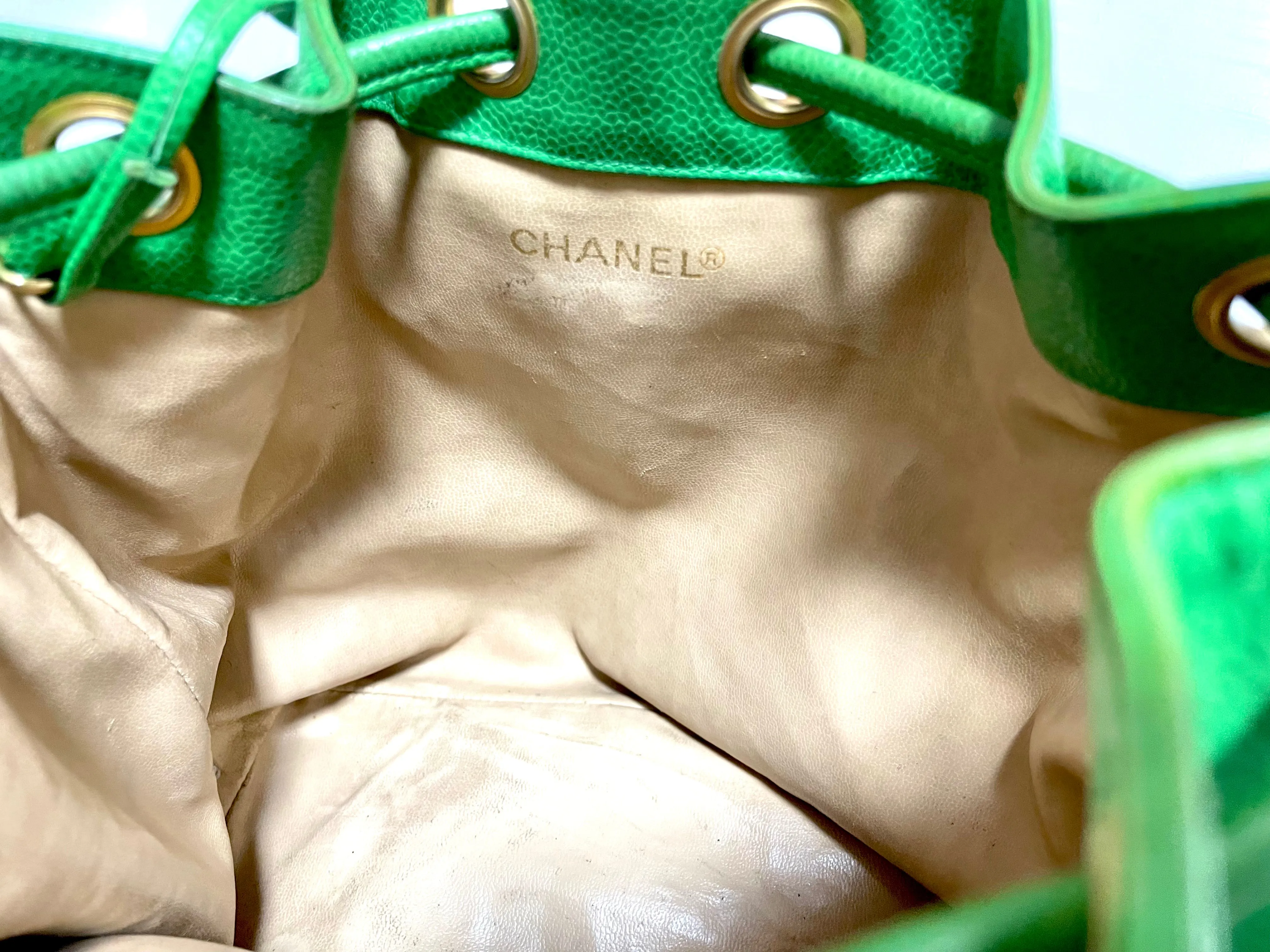 Vintage CHANEL green caviar leather hobo bucket shoulder bag with golden chain strap, drawstrings, and CC stitch mark. 041206an11