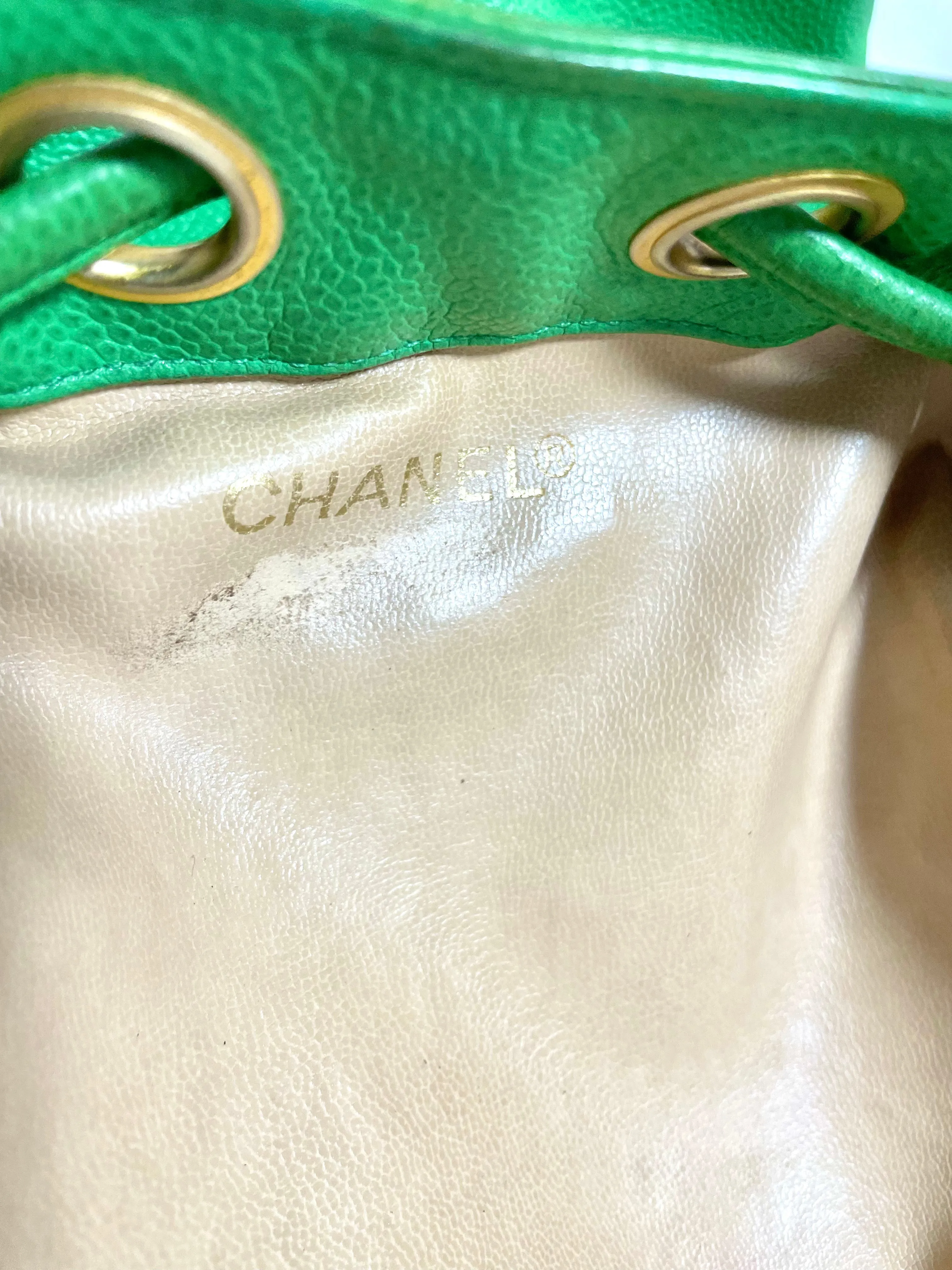 Vintage CHANEL green caviar leather hobo bucket shoulder bag with golden chain strap, drawstrings, and CC stitch mark. 041206an11