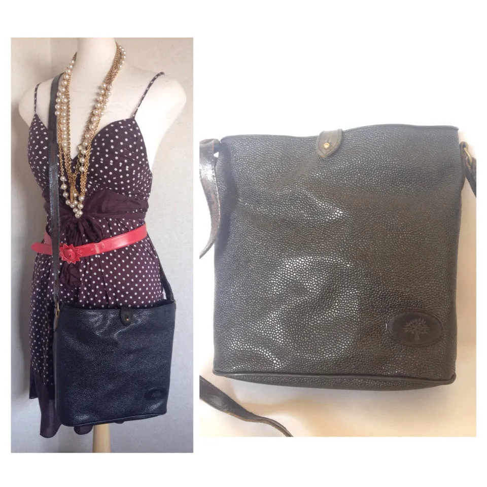 Vintage Mulberry hobo bucket black scotchgrain hobo shoulder bag with leather strap. Unisex use for daily use.